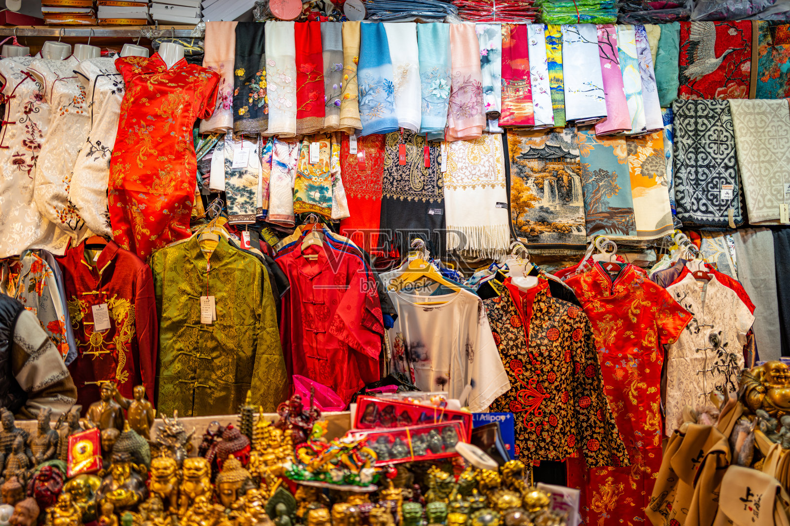 色彩鲜艳的传统服饰市场照片摄影图片