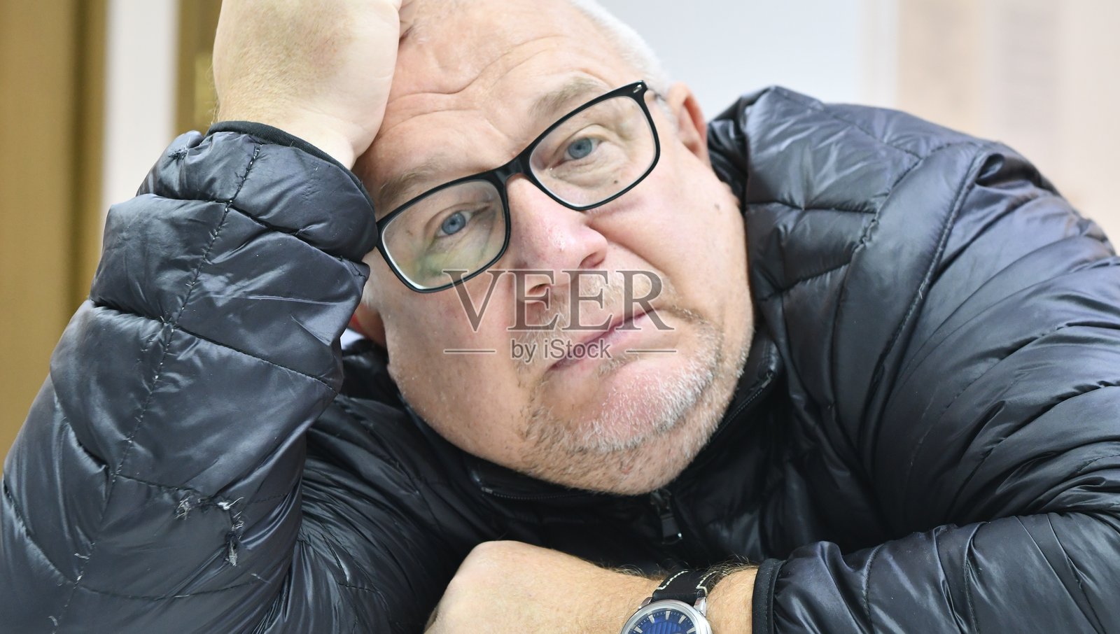 一位老年男子的肖像照，照片模特照片摄影图片