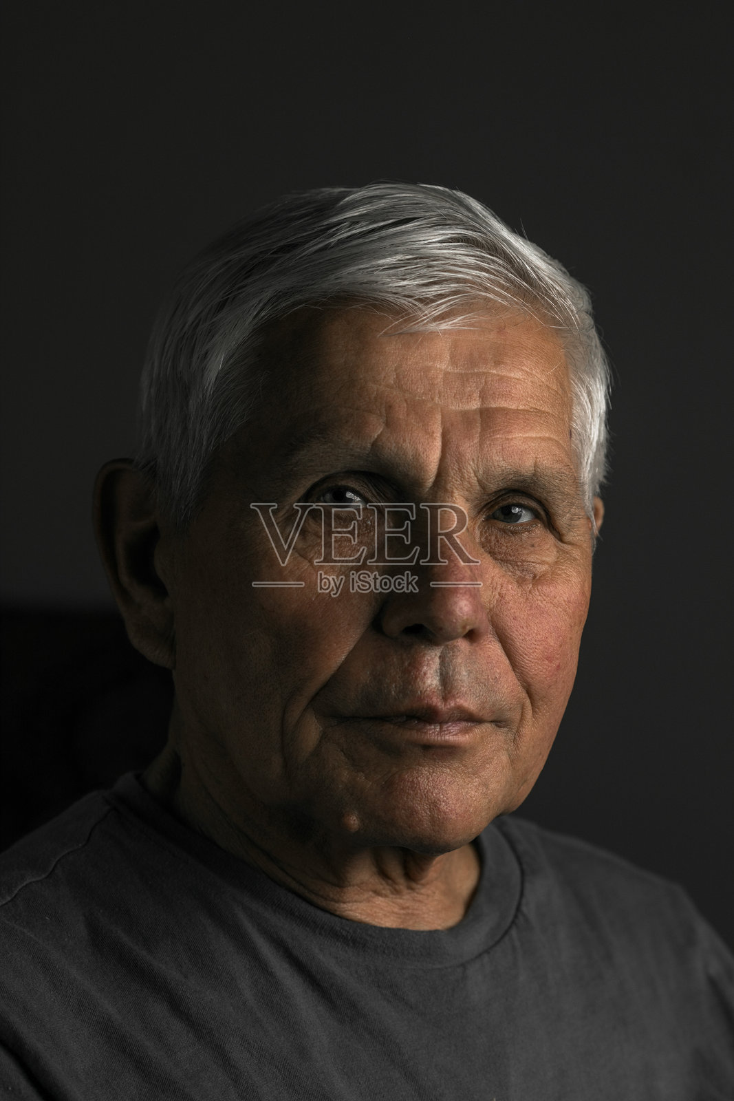 一位满怀希望地向上看的长者肖像照片摄影图片