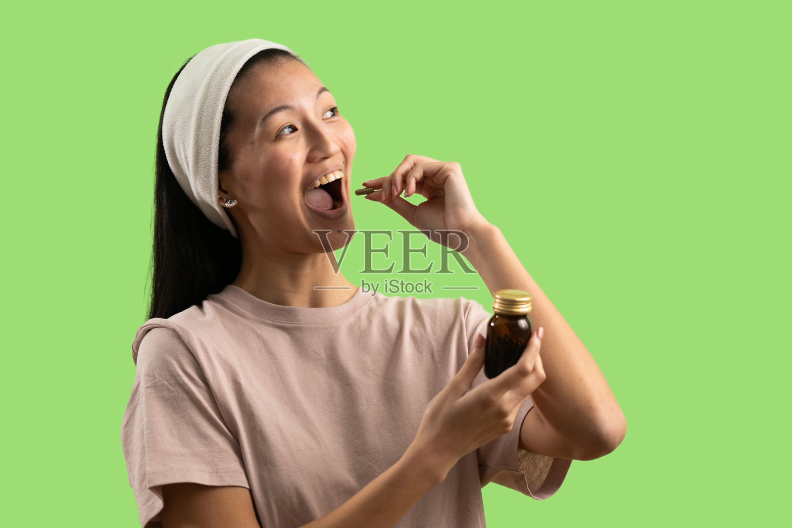 年轻亚洲女性服用日常维生素补充剂照片摄影图片