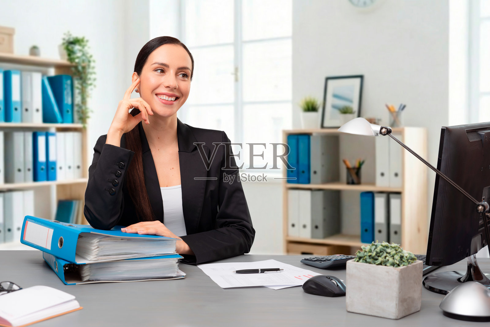 女性会计在办公室的办公桌前工作照片摄影图片