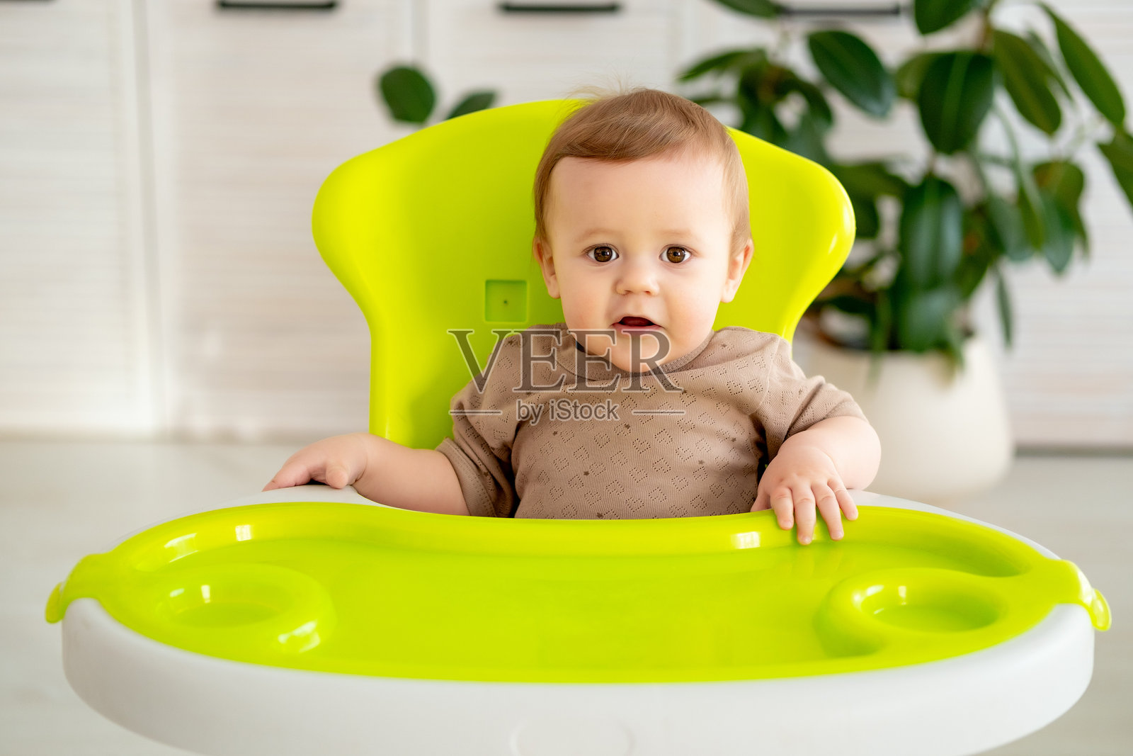 高脚椅上的婴儿，婴儿食品概念，厨房里的婴儿，有文字空间和位置照片摄影图片