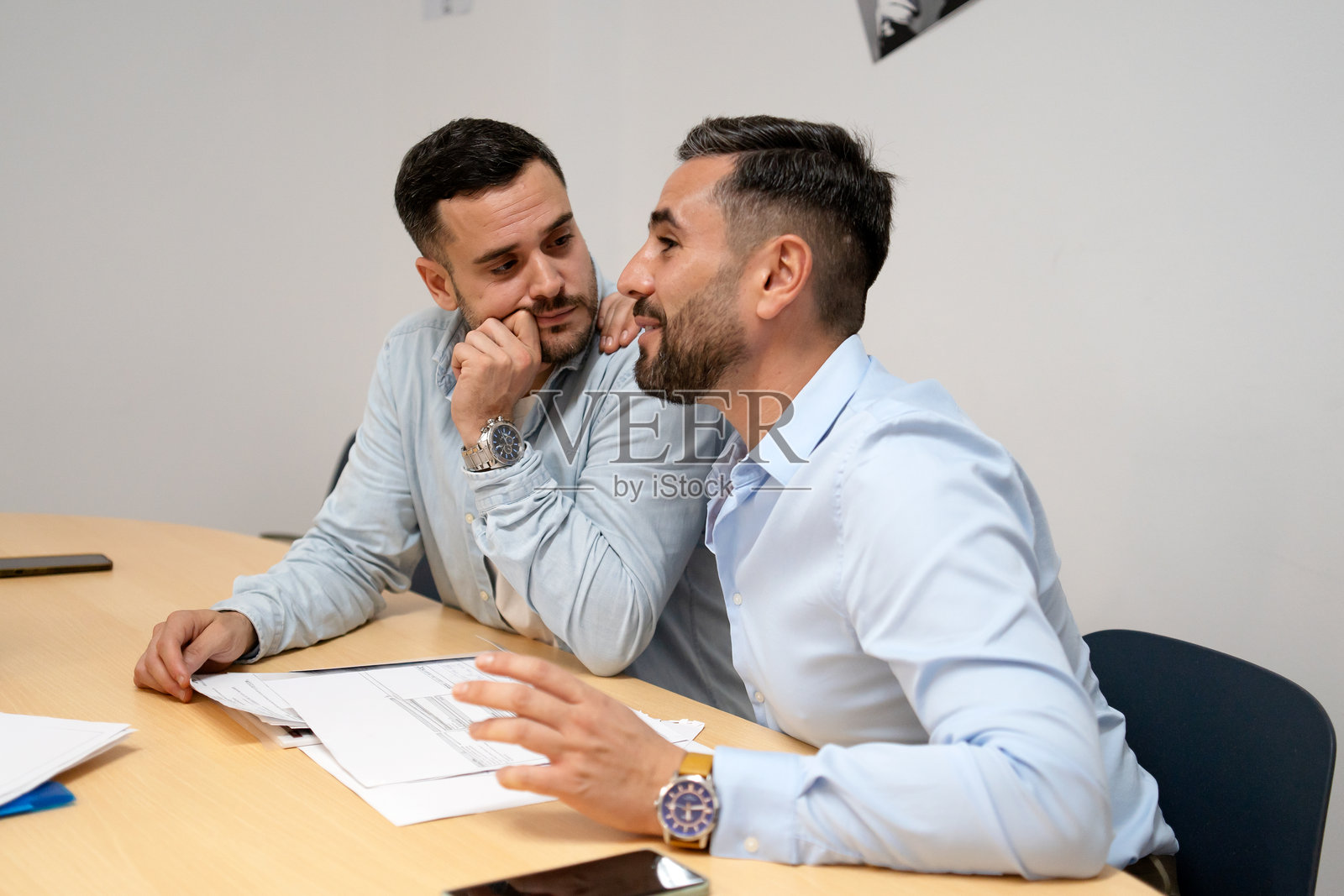 商务人士在办公室会议中协作讨论照片摄影图片