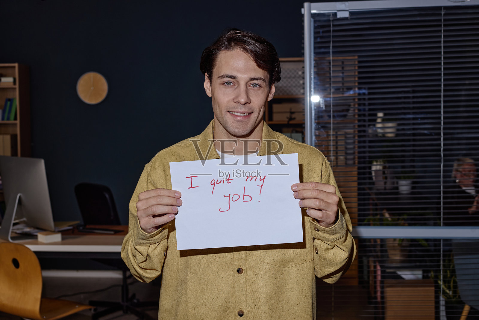 年轻成年白人男性肖像，手持宣布辞职的牌子照片摄影图片