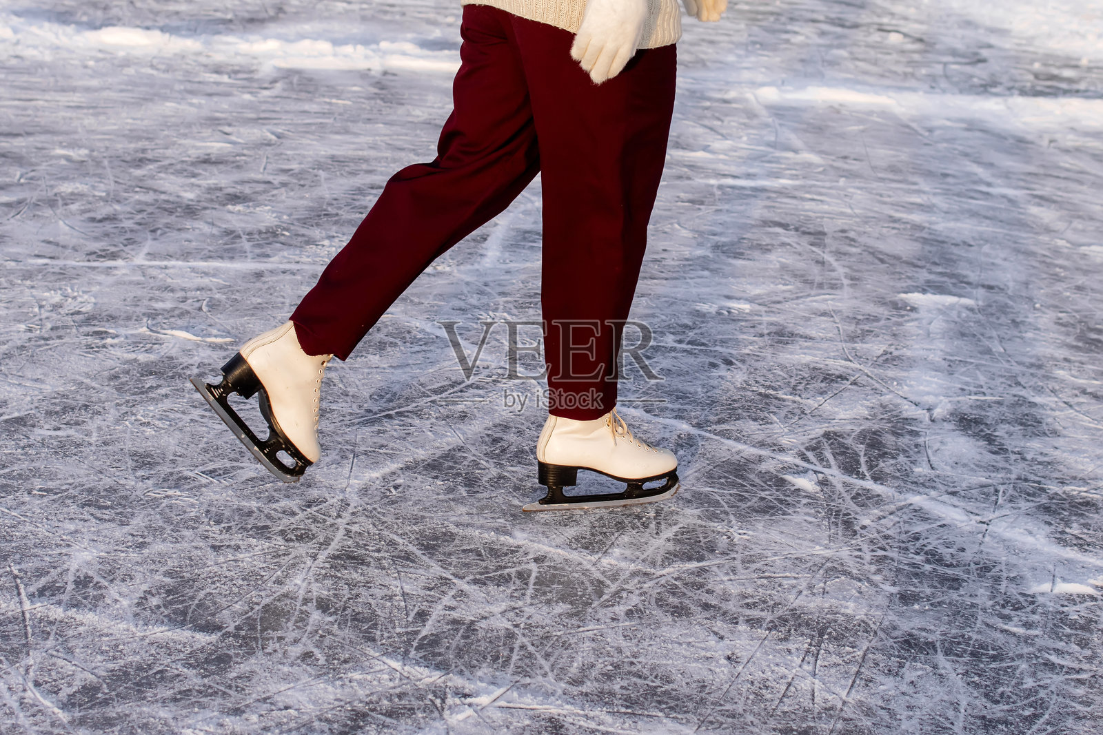 冰鞋特写，冰面上有滑行留下的划痕和图案照片摄影图片