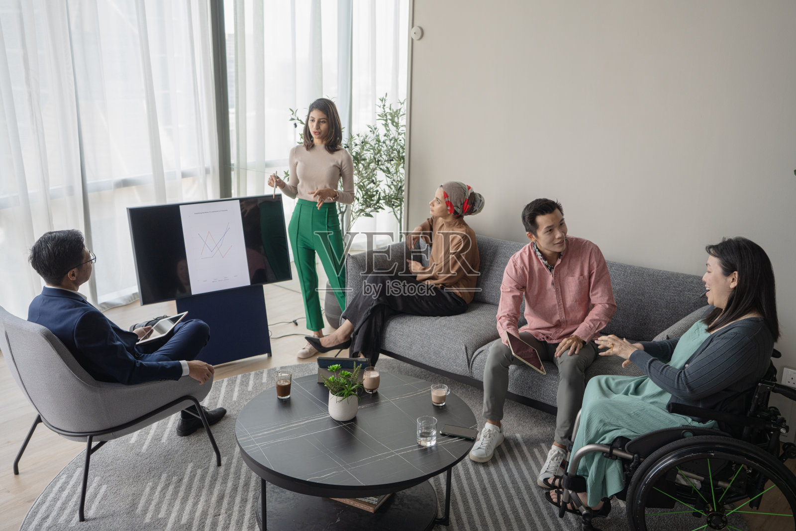 多元种族和包容性的小型亚洲商业团队在非正式战略会议上照片摄影图片