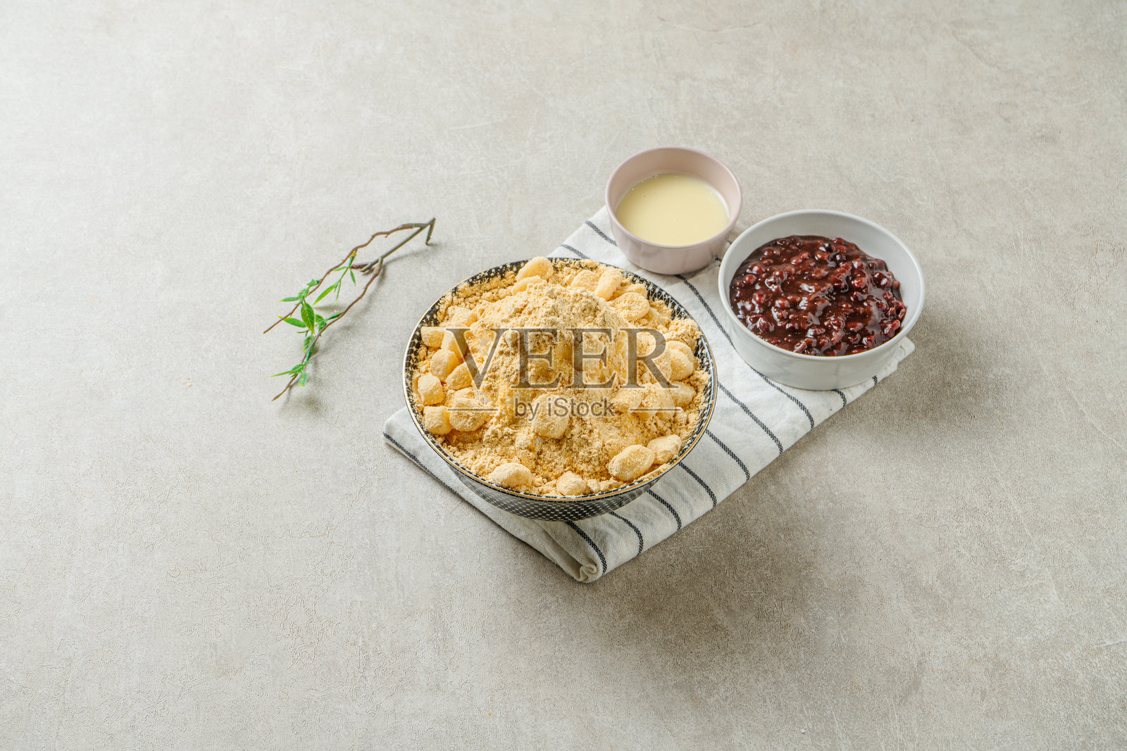 韩式仁寺洞刨冰配烤黄豆粉和年糕照片摄影图片