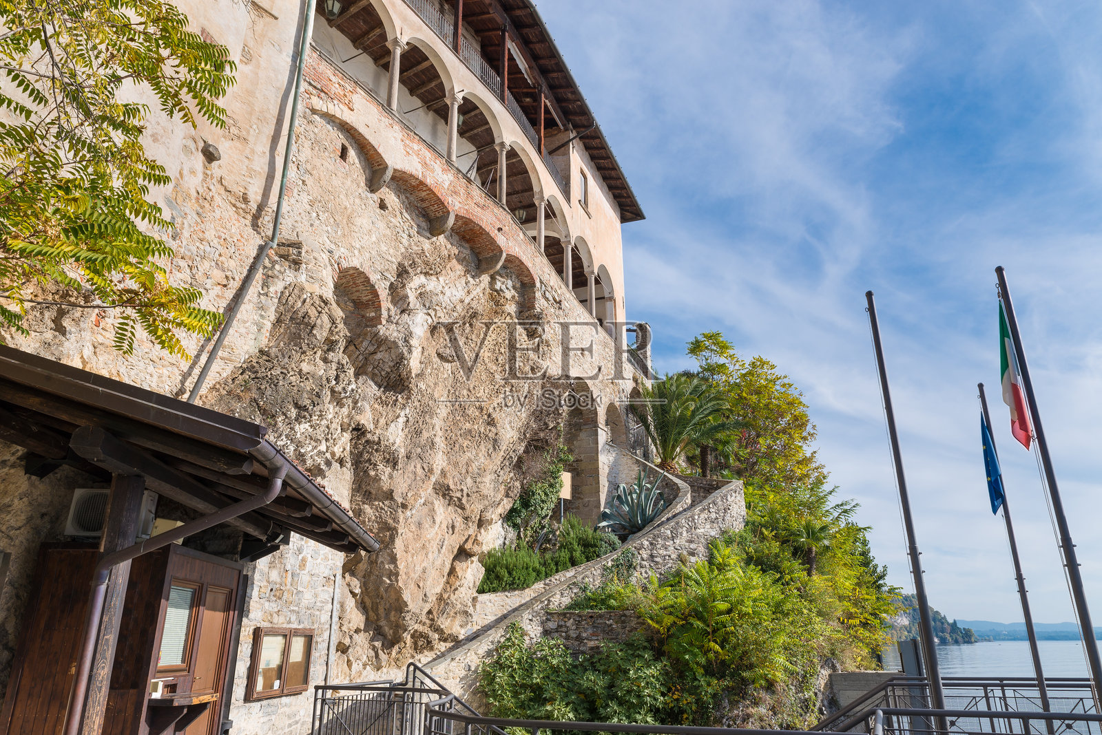 意大利马焦雷湖。圣卡特琳娜德尔萨索隐修院（建于13世纪）照片摄影图片