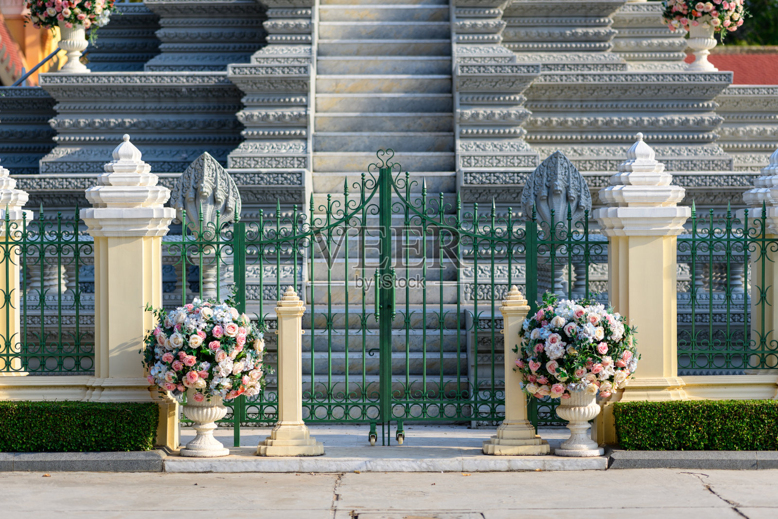 金边佛塔的装饰性门和花瓶照片摄影图片