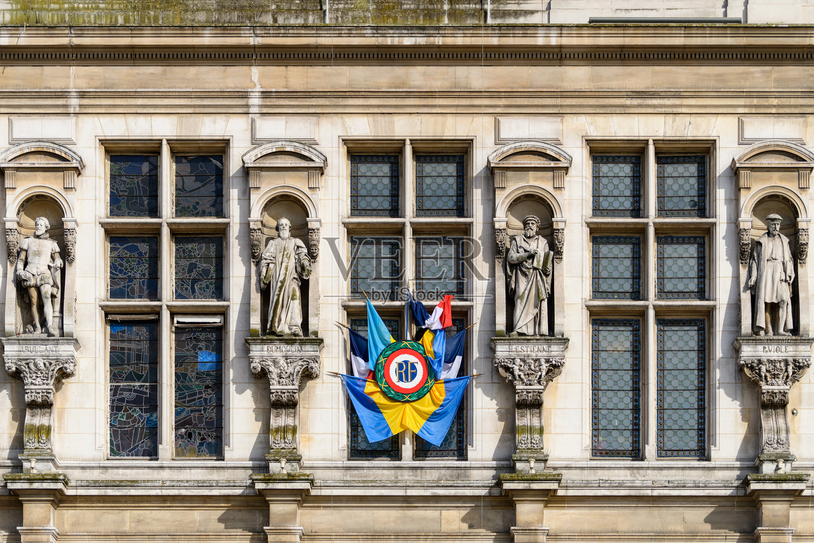 巴黎市政厅的石像和彩色旗帜照片摄影图片