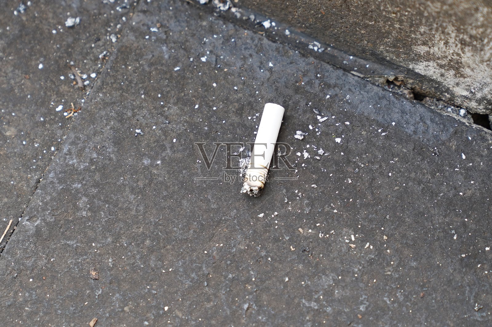 香烟在地面上的特写照片摄影图片