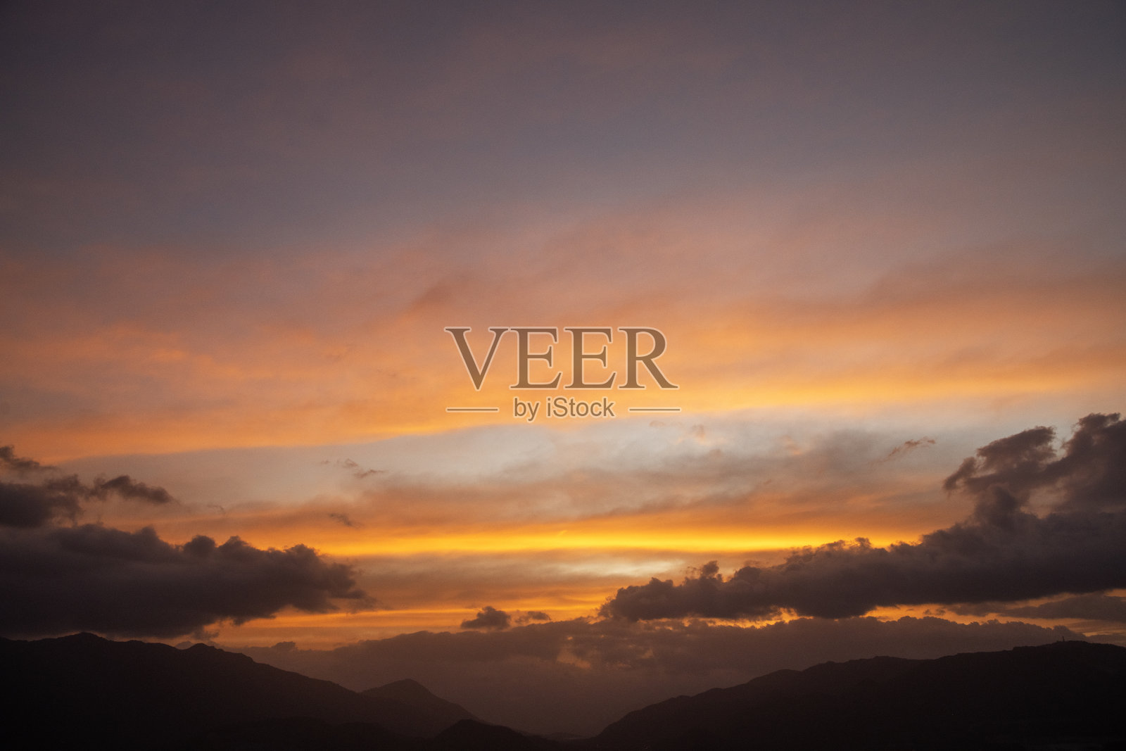 日落背景，美丽的彩云天空。照片摄影图片