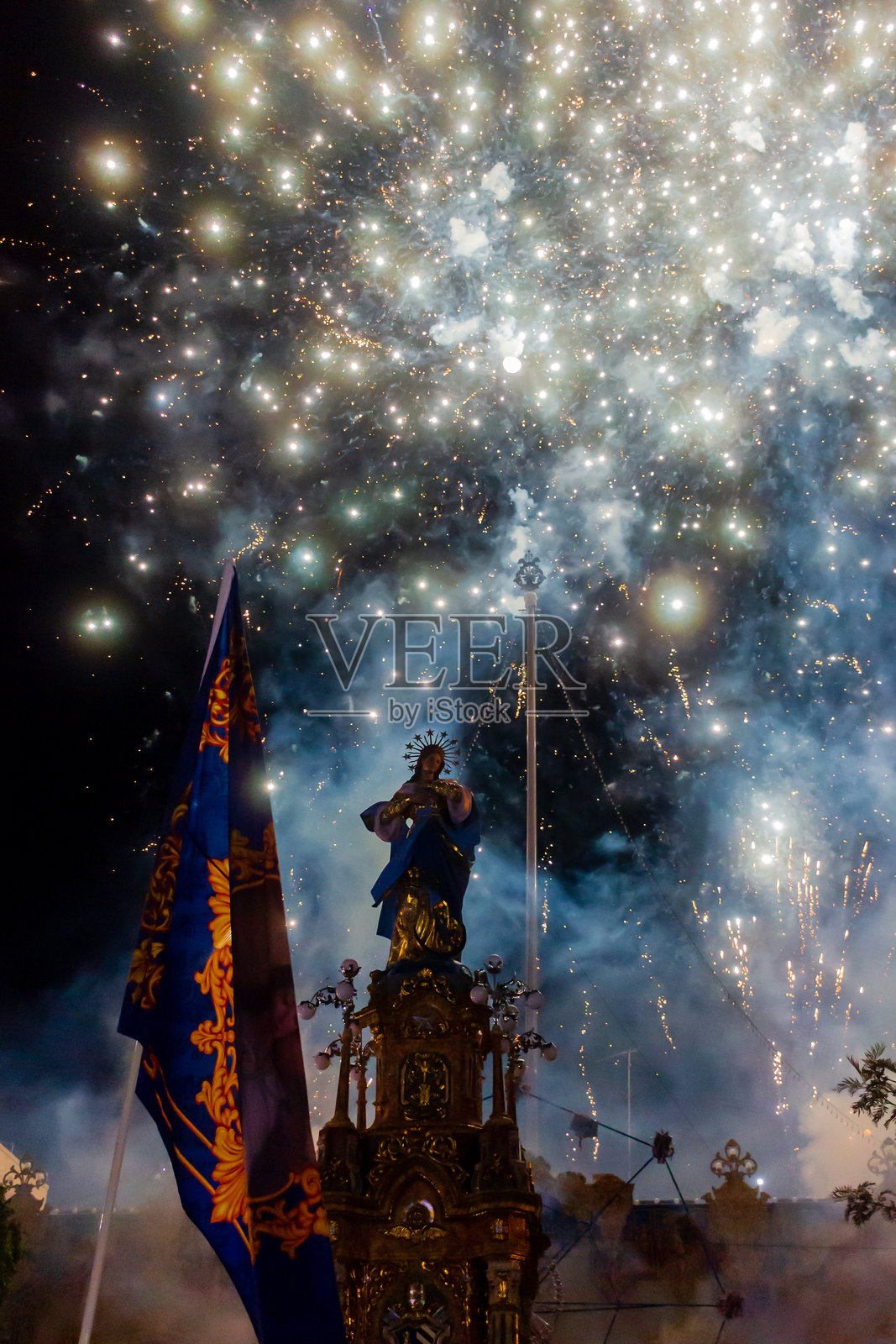 夜间节日庆典，有神像游行、烟花和华丽装饰，人群熙攘照片摄影图片