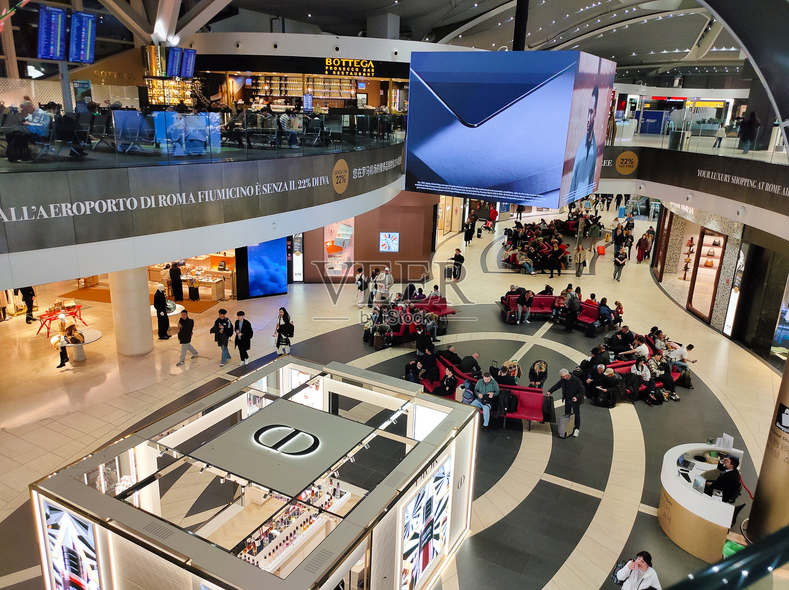 俯瞰意大利罗马菲乌米奇诺国际机场的免税店和商店里的人们照片摄影图片