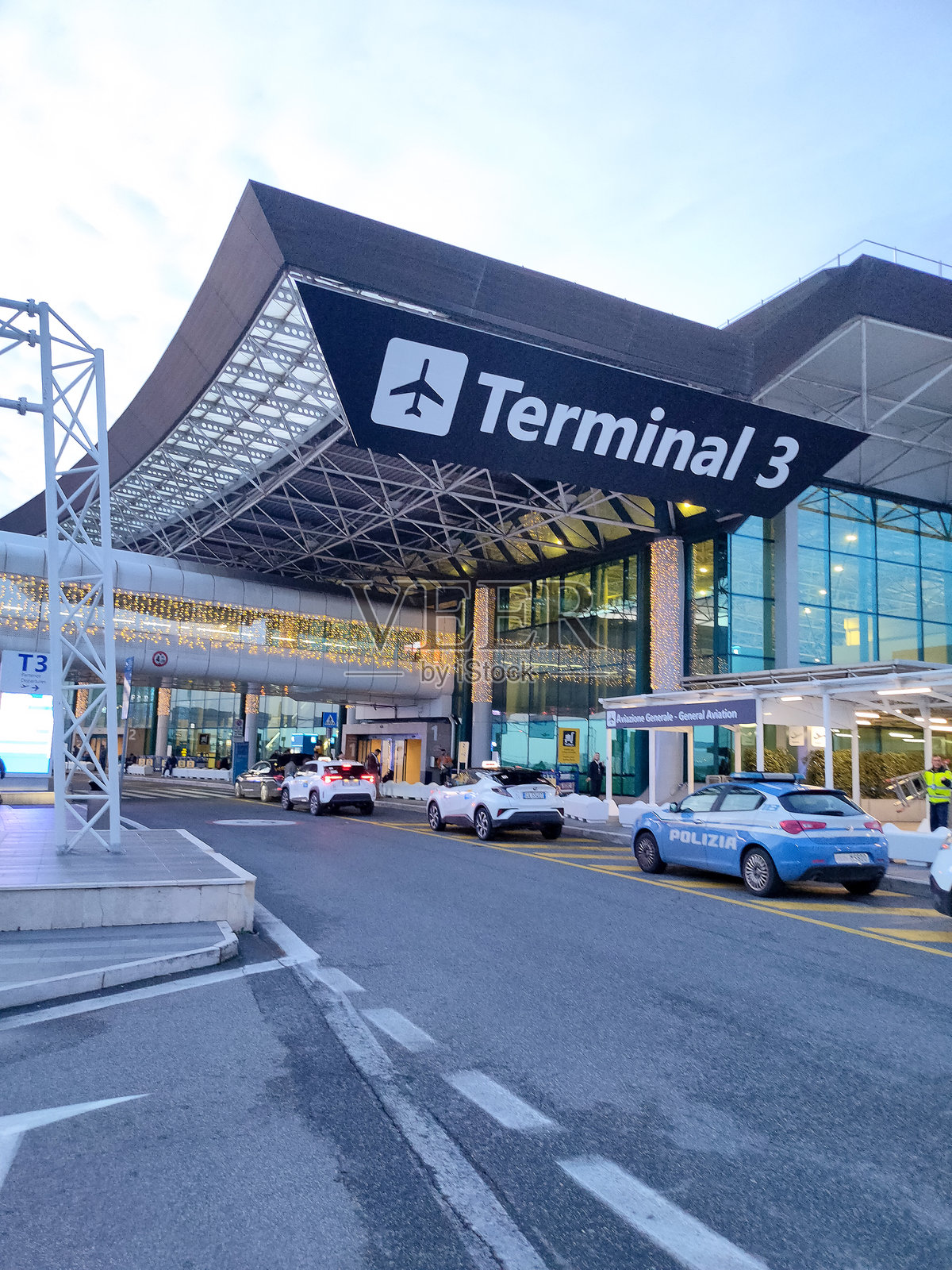 意大利罗马菲乌米奇诺机场T3航站楼出发入口照片摄影图片