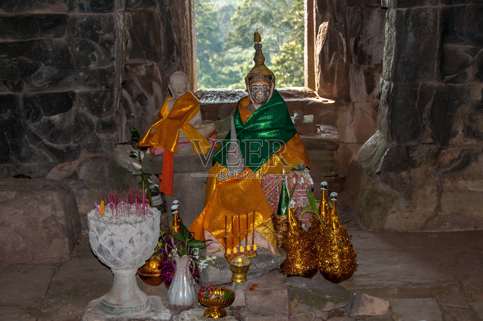 石坛上的香和祭品照片摄影图片