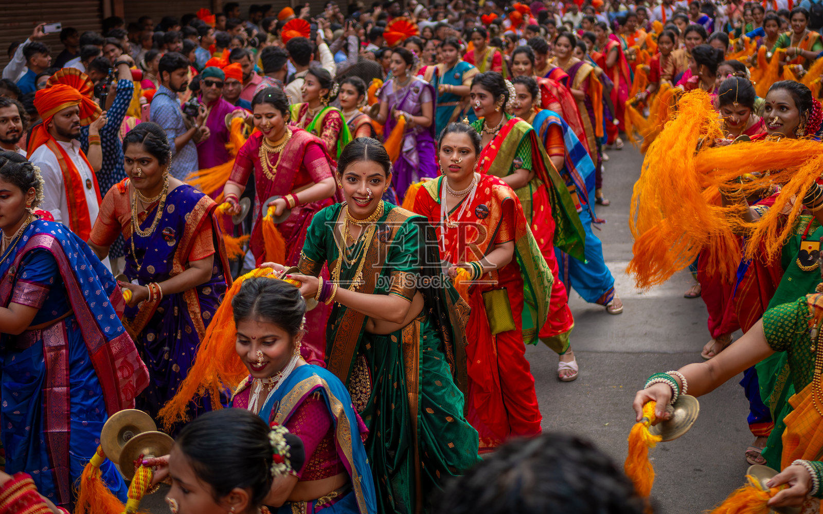 印度新年游行（古迪帕德瓦节）是每年在著名的孟买南部吉尔冈举行的一场盛会，汇集了来自印度各地的音乐家、舞者和艺术家。照片摄影图片