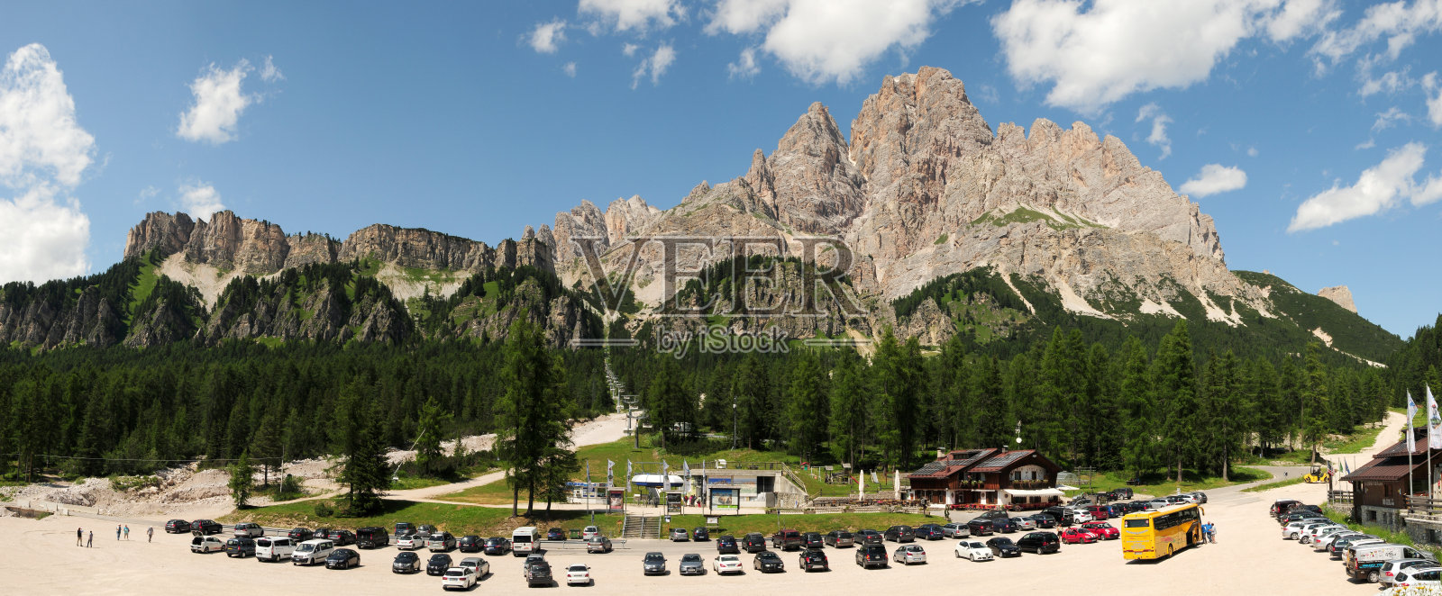 壮丽的克里斯塔洛山多洛米蒂山脉全景。缆车载着游客进入山脉中心，景色令人惊叹。意大利照片摄影图片