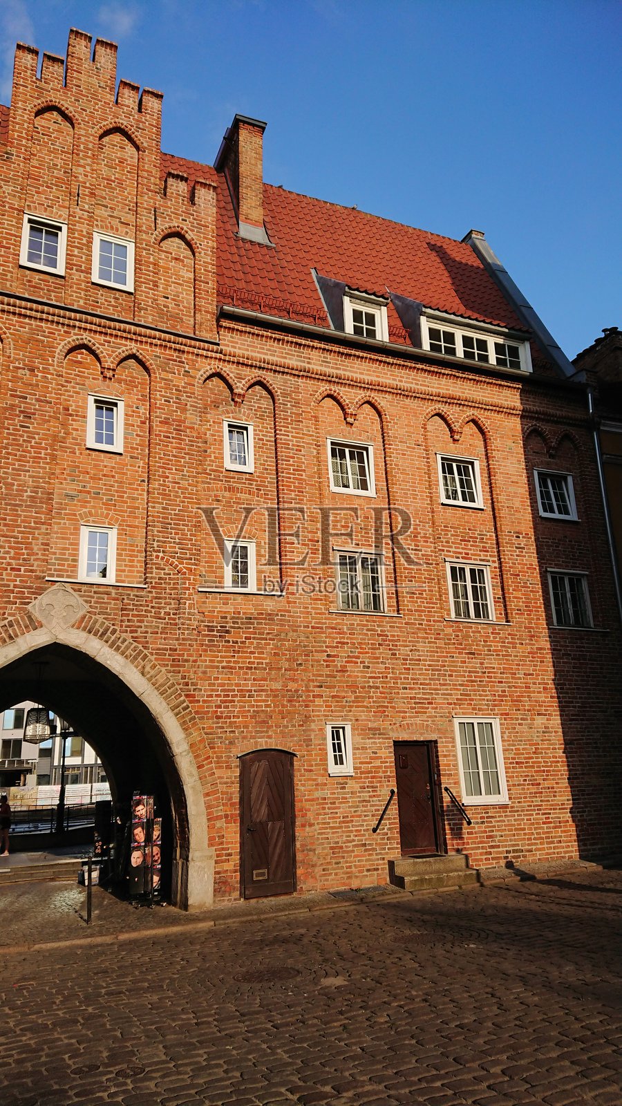 历史悠久的砖砌大门和联排别墅外墙照片摄影图片