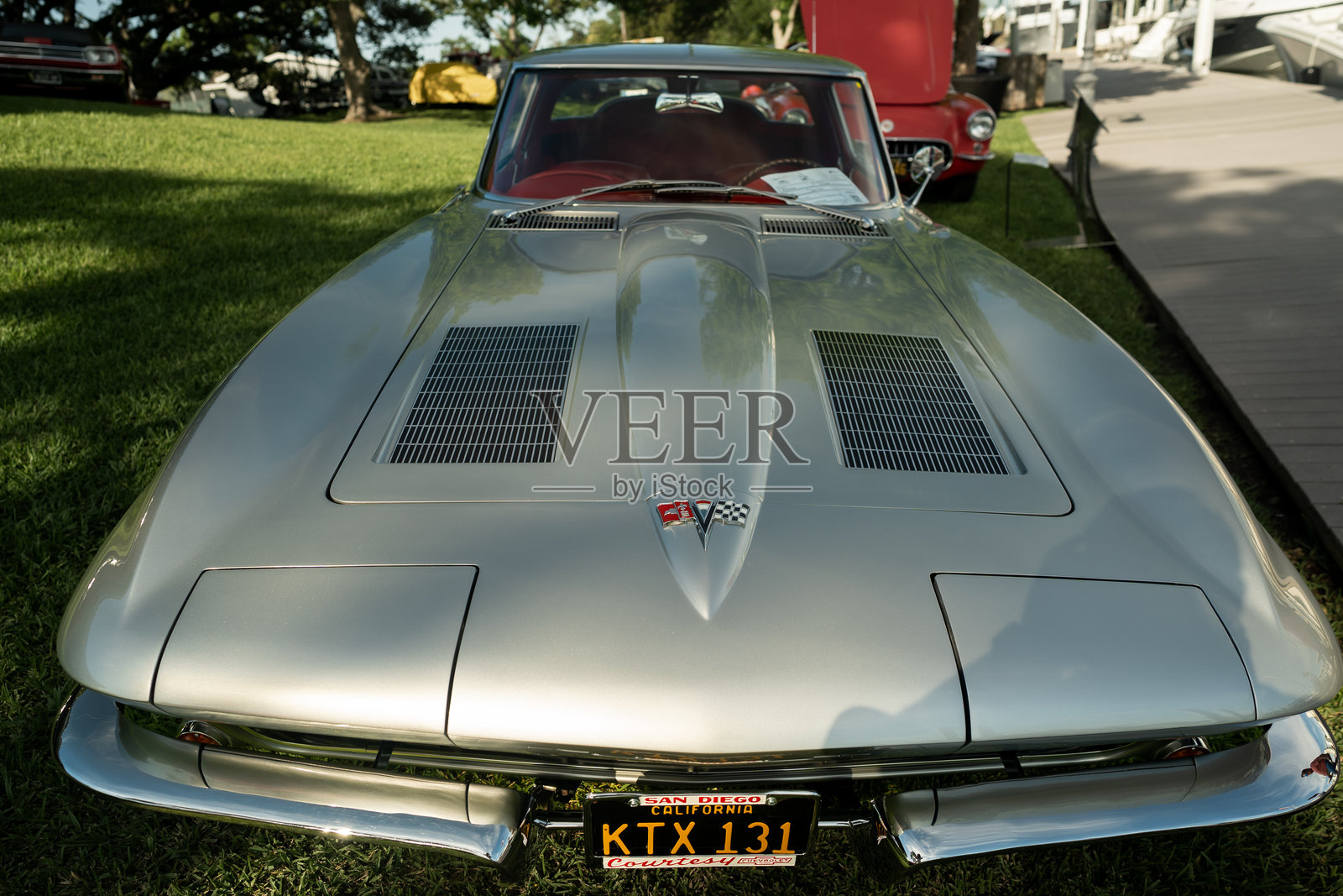 2025年莱克伍德游艇俱乐部“龙骨与车轮”汽车与船舶展，展出各种精美的从经典到现代、从修复到尖端技术的汽车和船舶，供大家欣赏。照片摄影图片