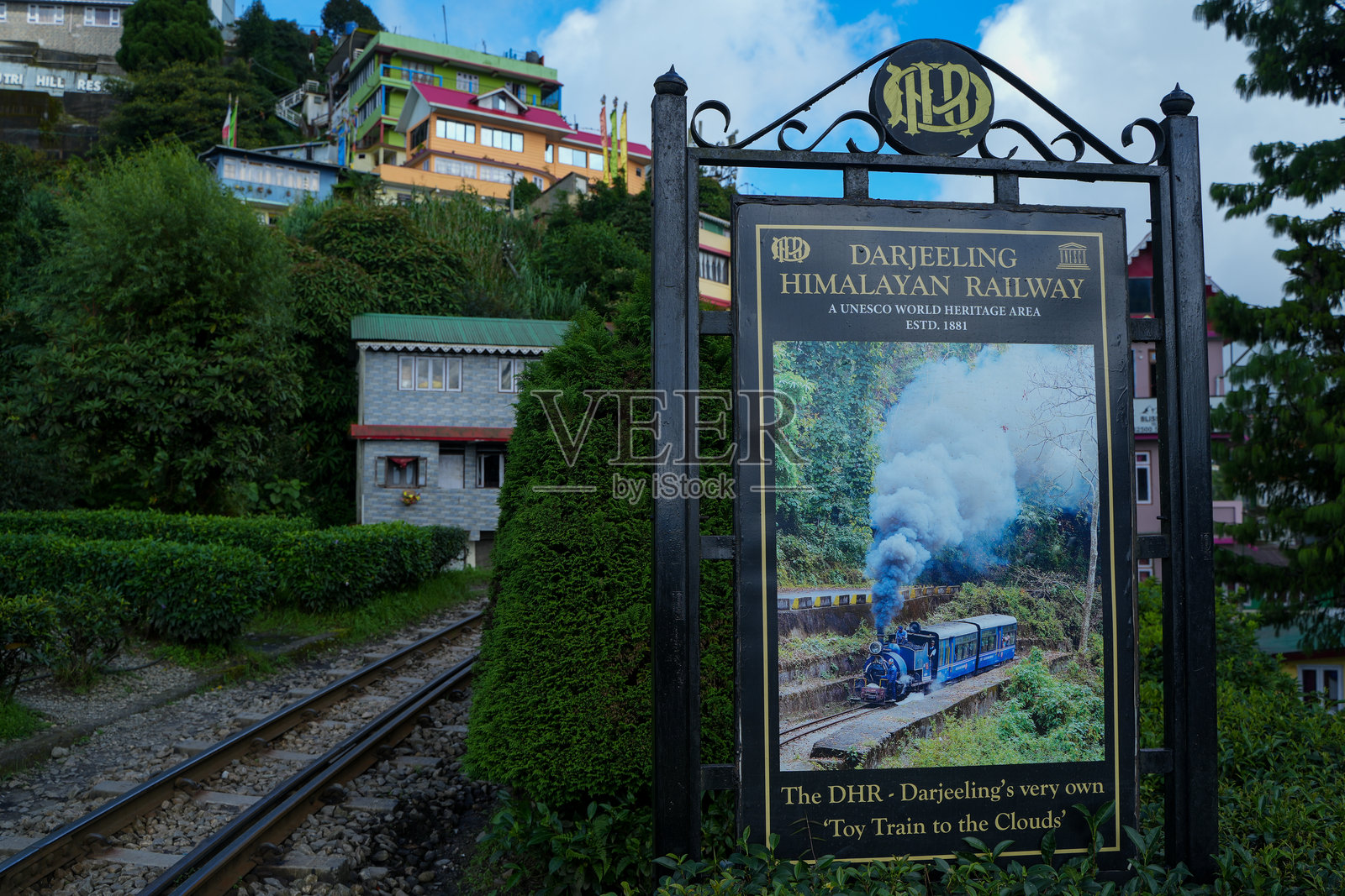 巴塔西亚环线是为降低大吉岭喜马拉雅铁路的坡度而建造的螺旋形铁路，中间有一座廓尔喀战争纪念碑。照片摄影图片