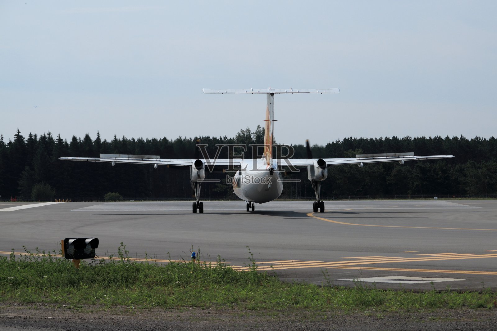 DeHavilland DHC-8 C-GJSX Jazz Aviation 飞机在渥太华的跑道上照片摄影图片