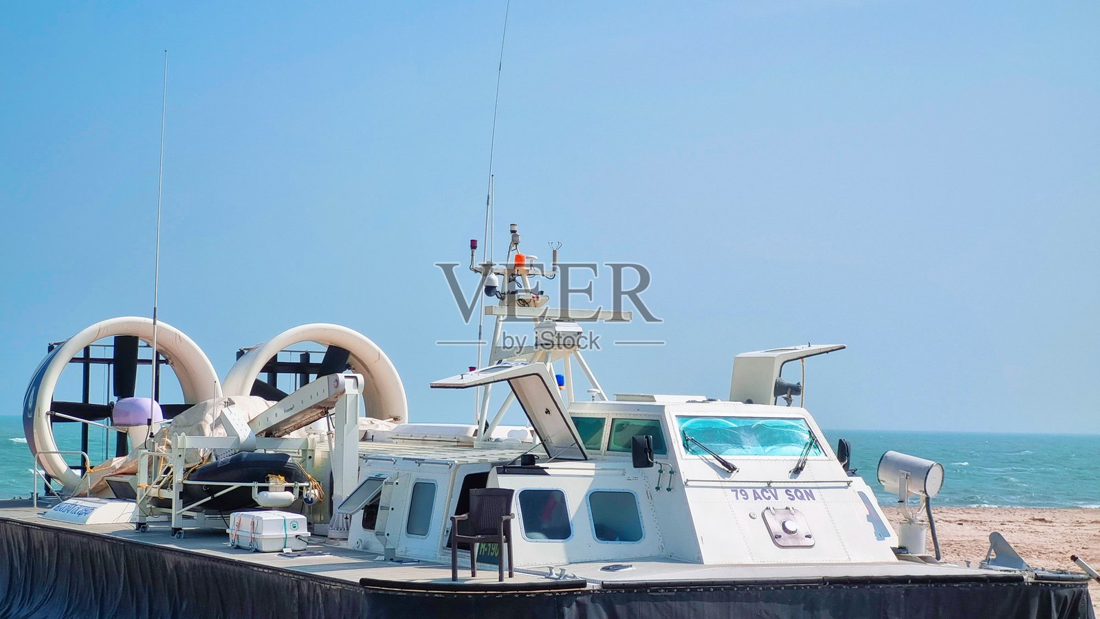 印度海岸警卫队79 ACV SQN气垫登陆艇停靠在岸边，展示了印度海岸线上由女性领导的hovercraft（气垫船）行动照片摄影图片