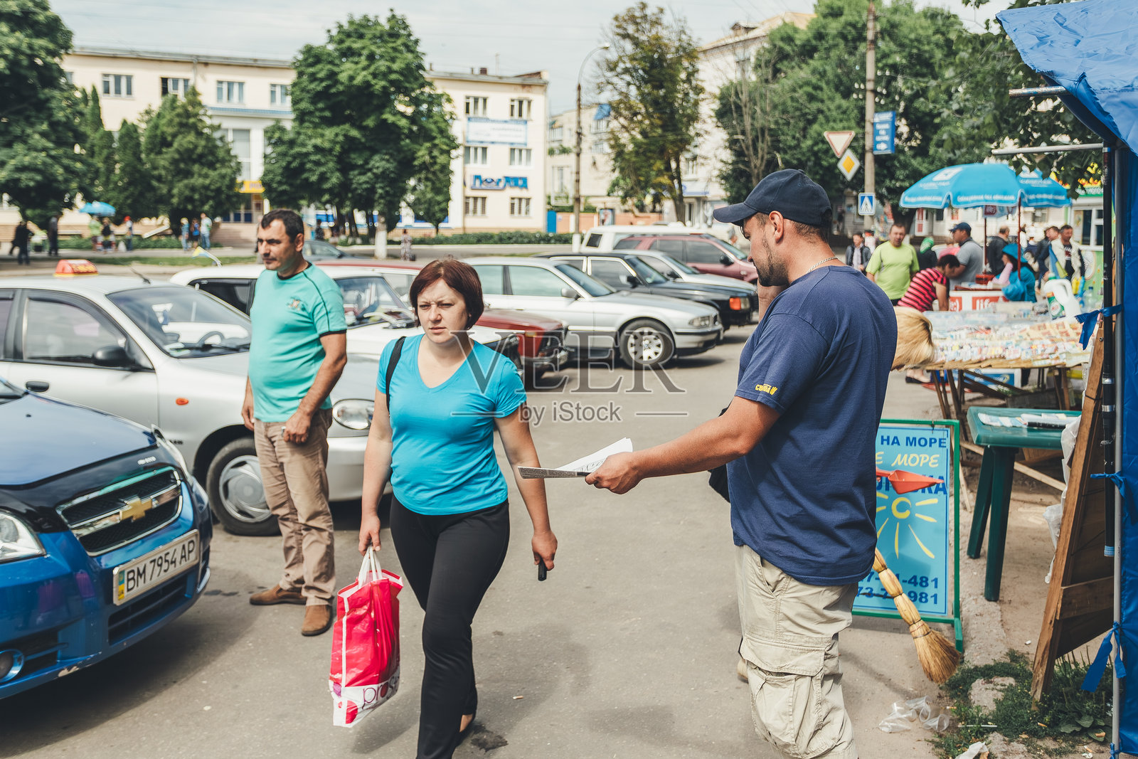 熙熙攘攘的街道，行人与出租车穿梭其中照片摄影图片