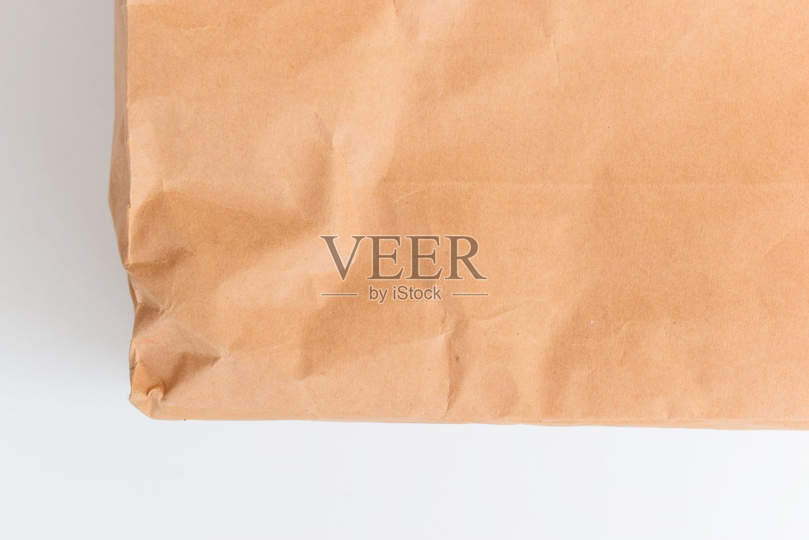 带褶皱的棕色纸张纹理，在白色背景上，可回收材料照片摄影图片