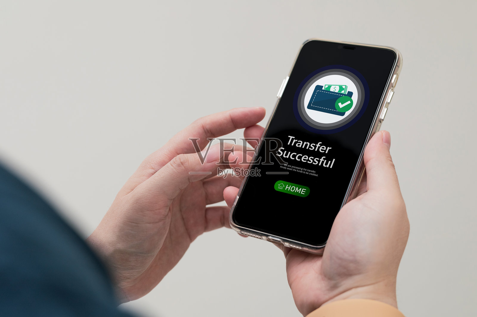 成功转账通知。顾客在智能手机上使用网上银行应用程序在线支付购买商品。照片摄影图片