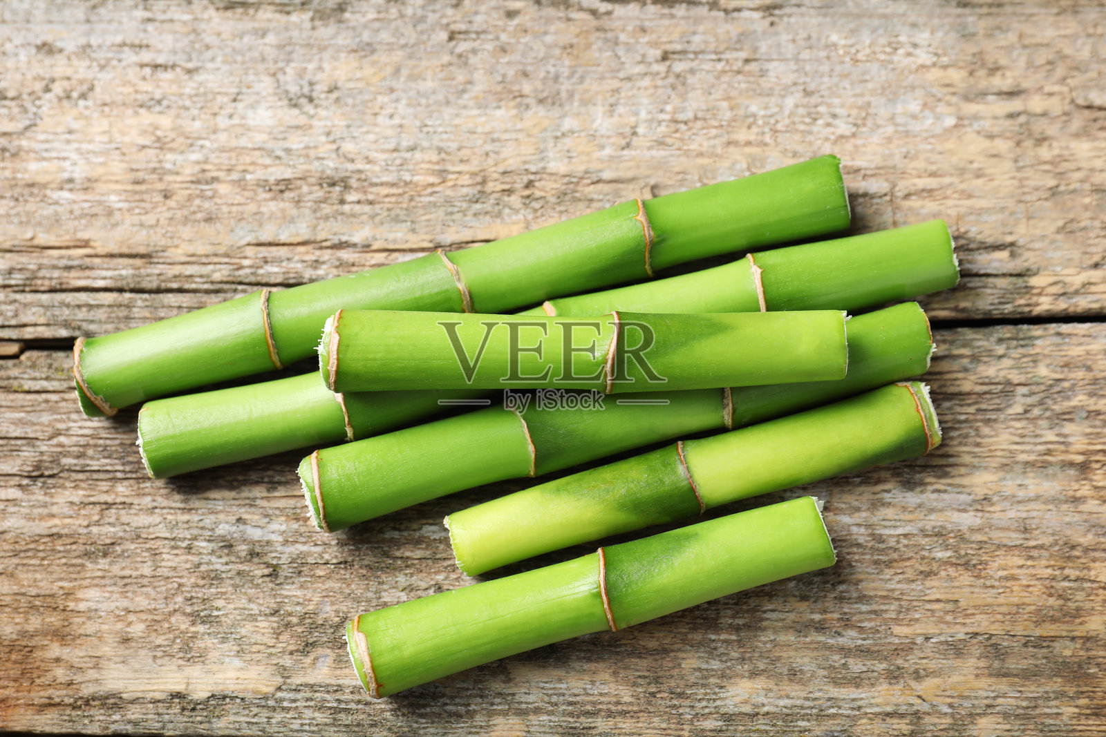 木桌上的竹子切片，俯视角度照片摄影图片