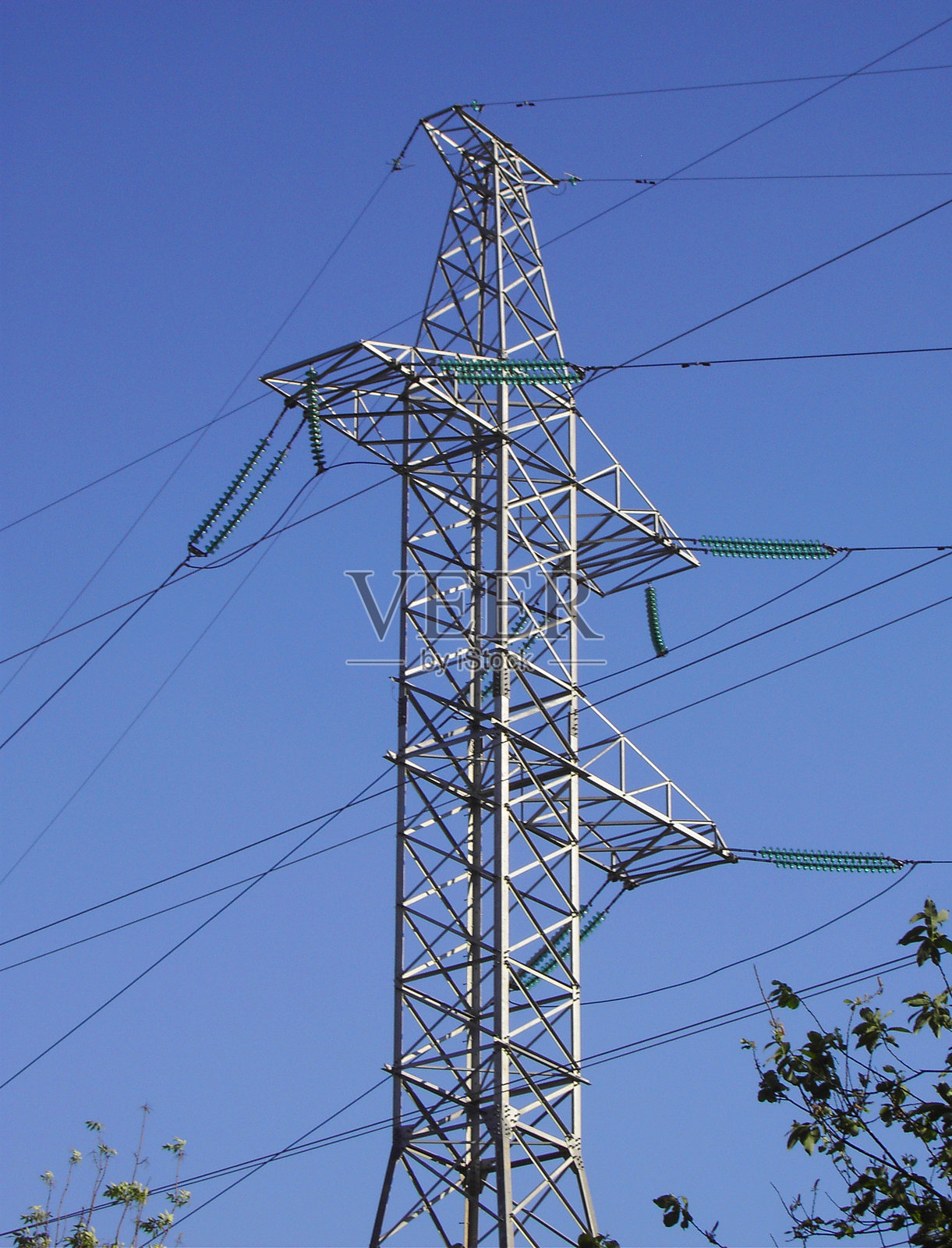 蓝天下的传输设备照片摄影图片