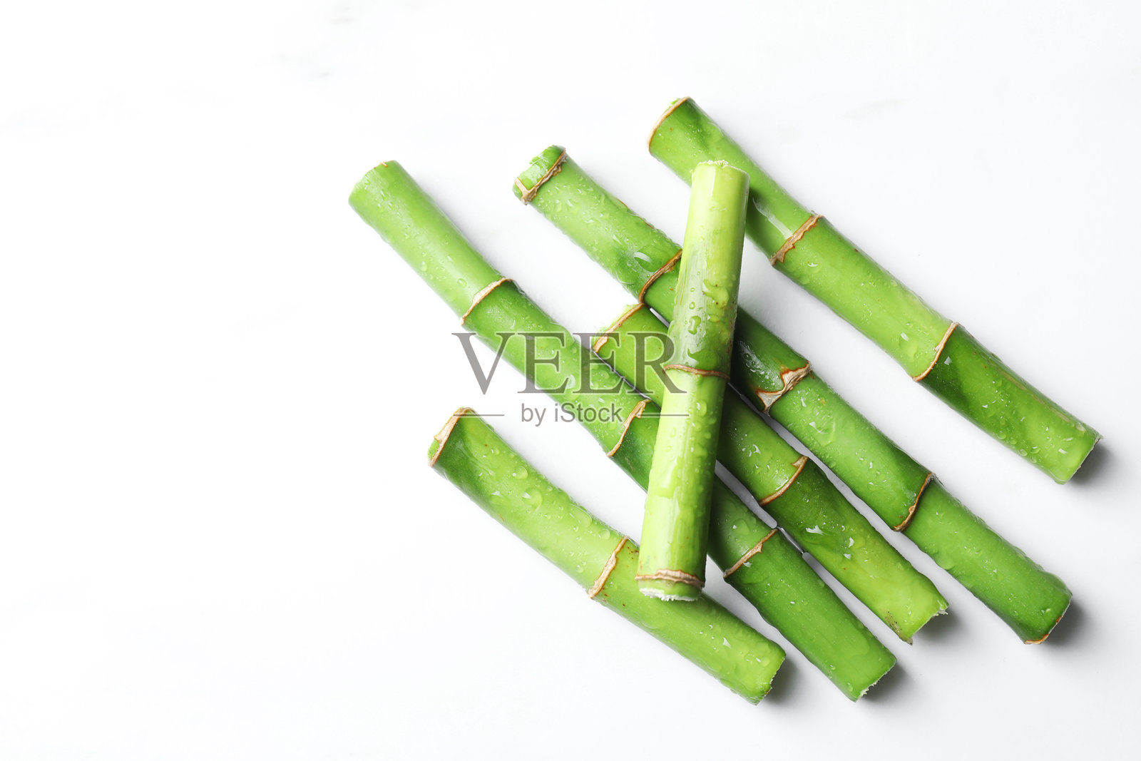 湿切的竹竿放在白色大理石桌上，俯视角度。留有文字空间照片摄影图片