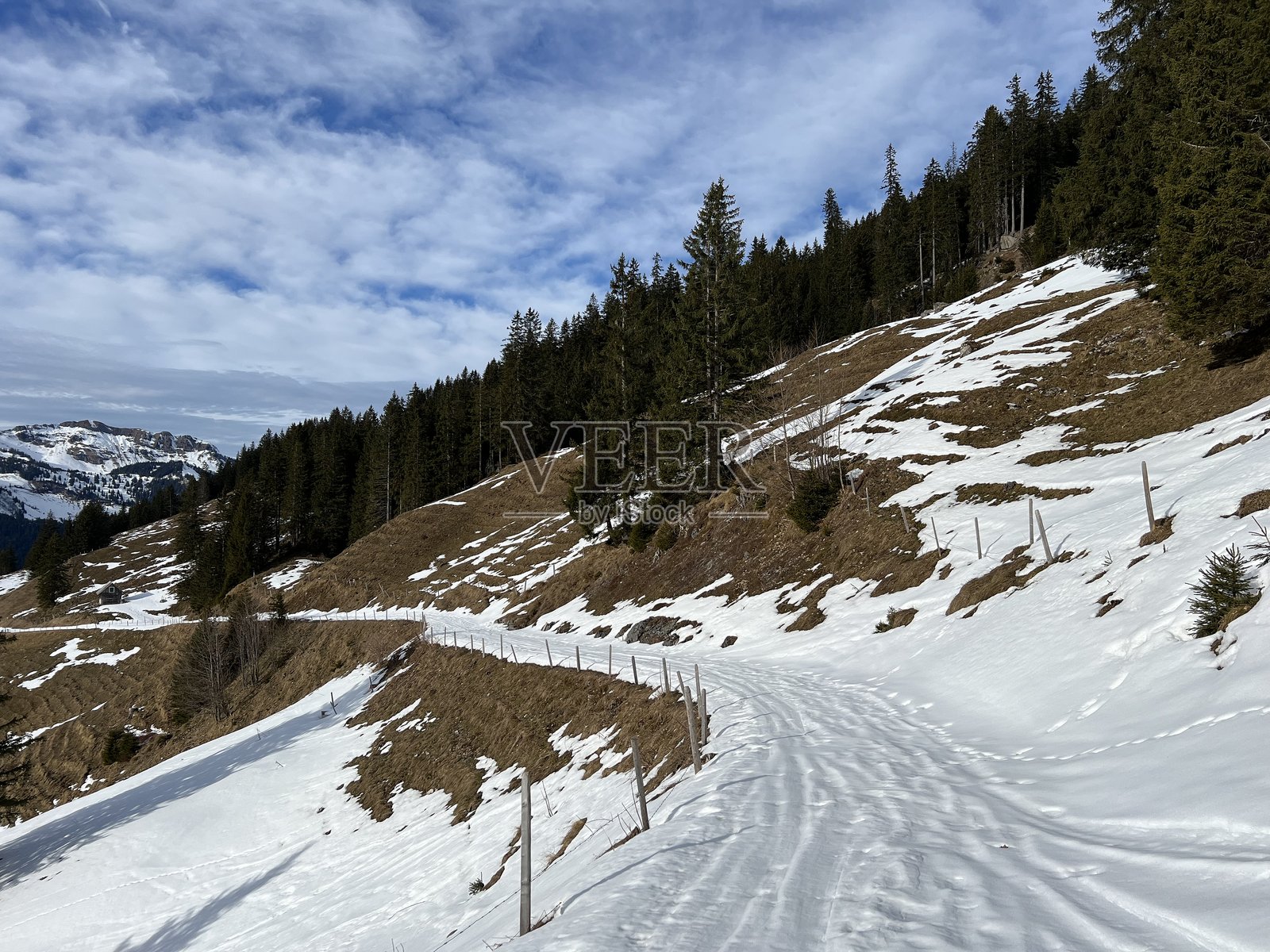 瑞士上瓦尔登州恩格尔贝格乡村阿尔卑斯公路冬日雪景——瑞士旅游运动休闲度假胜地（瓦尔登州，瑞士）照片摄影图片