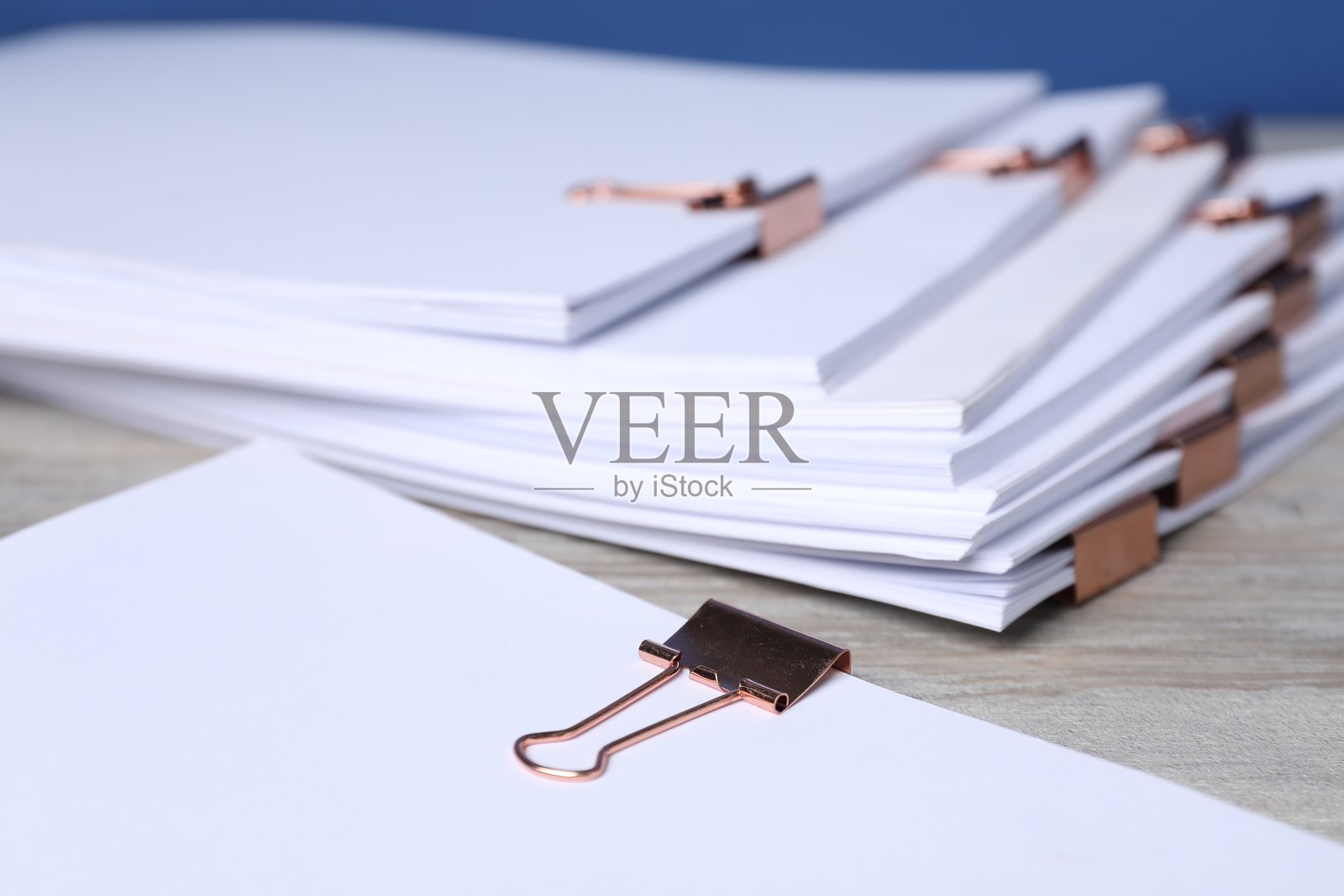 木桌上的文件夹夹和纸张，特写照片摄影图片