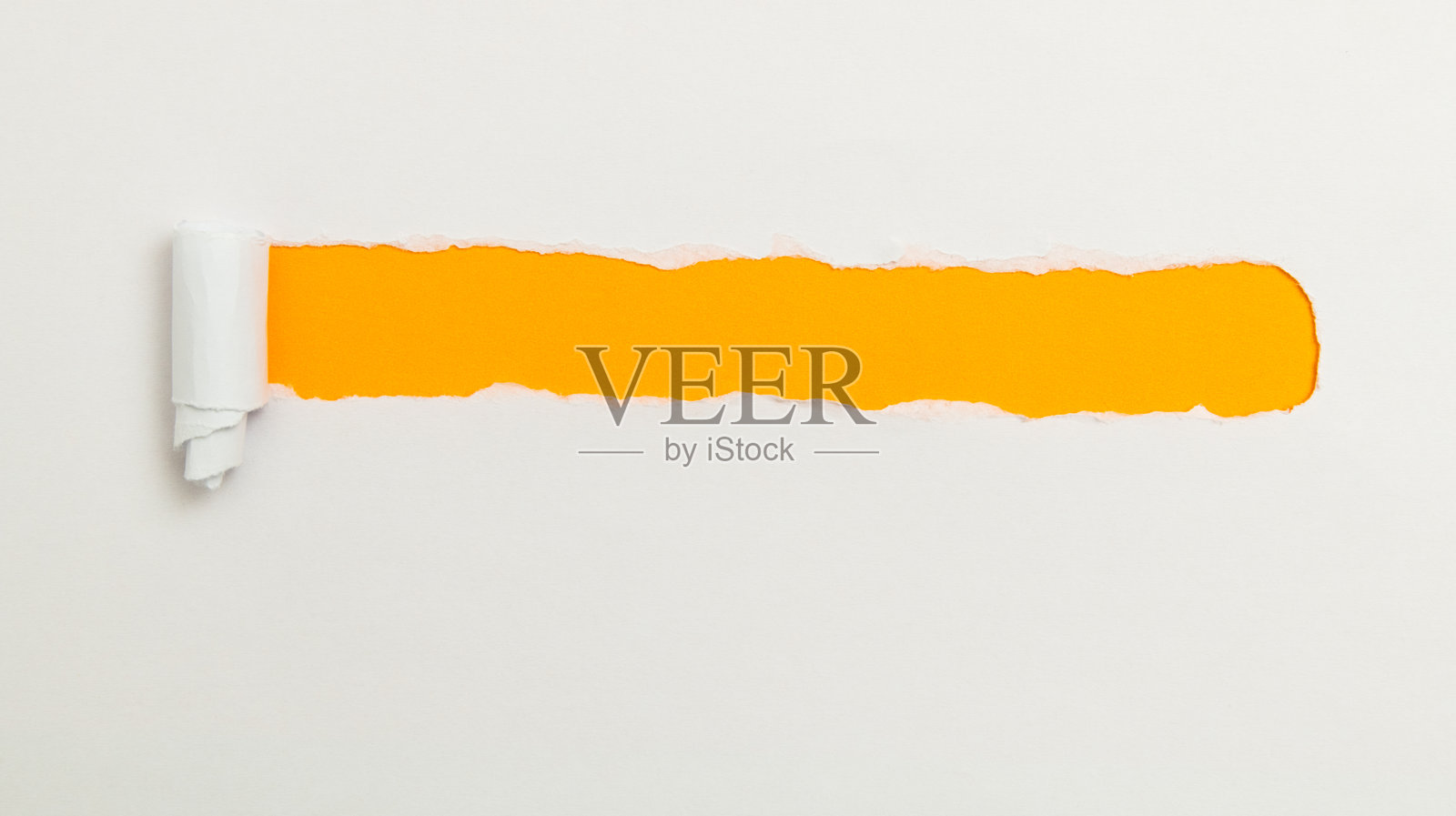 撕开橙色纸上的白纸照片摄影图片