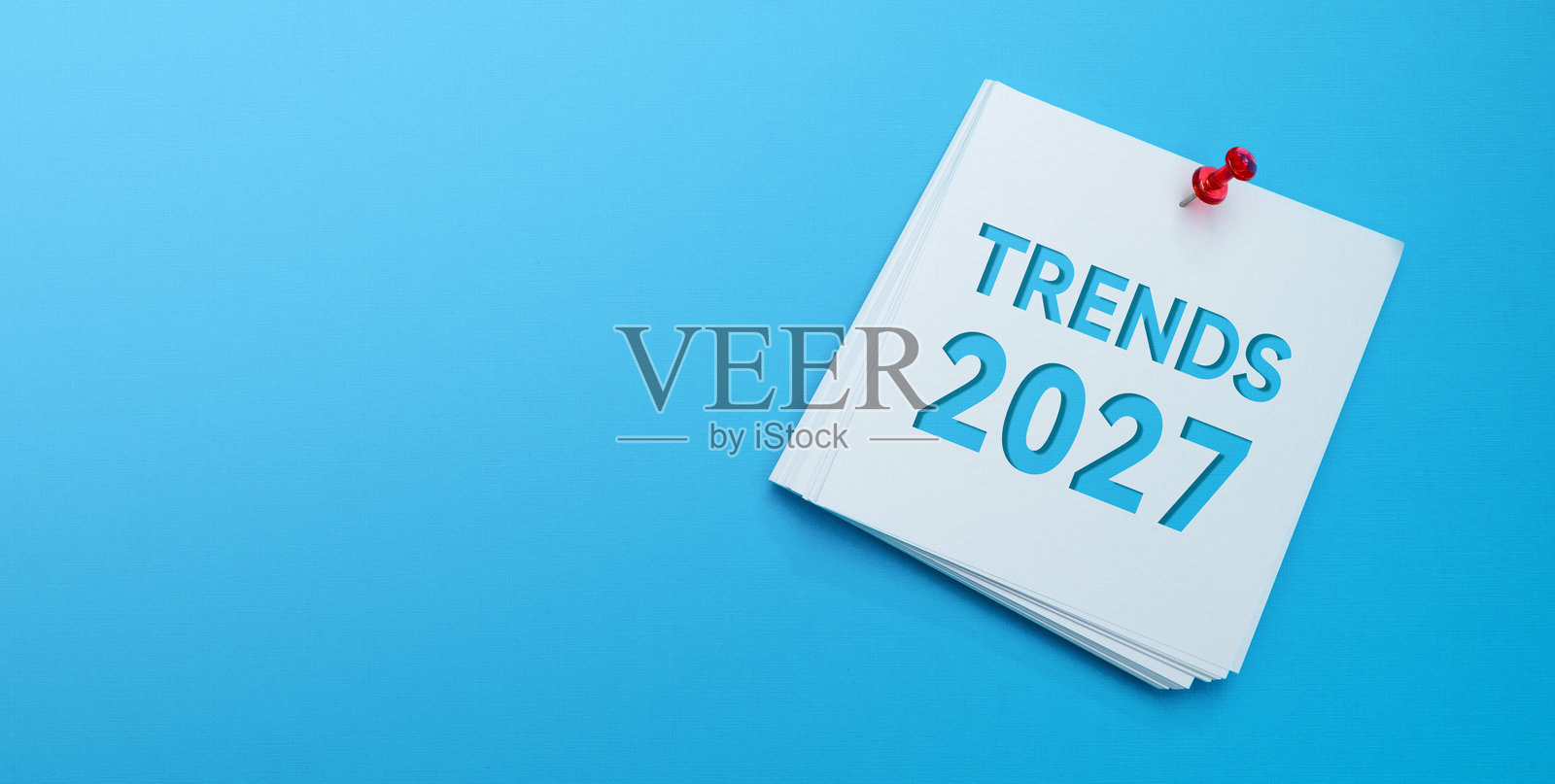 2027年趋势字样，贴在白色便签纸上照片摄影图片