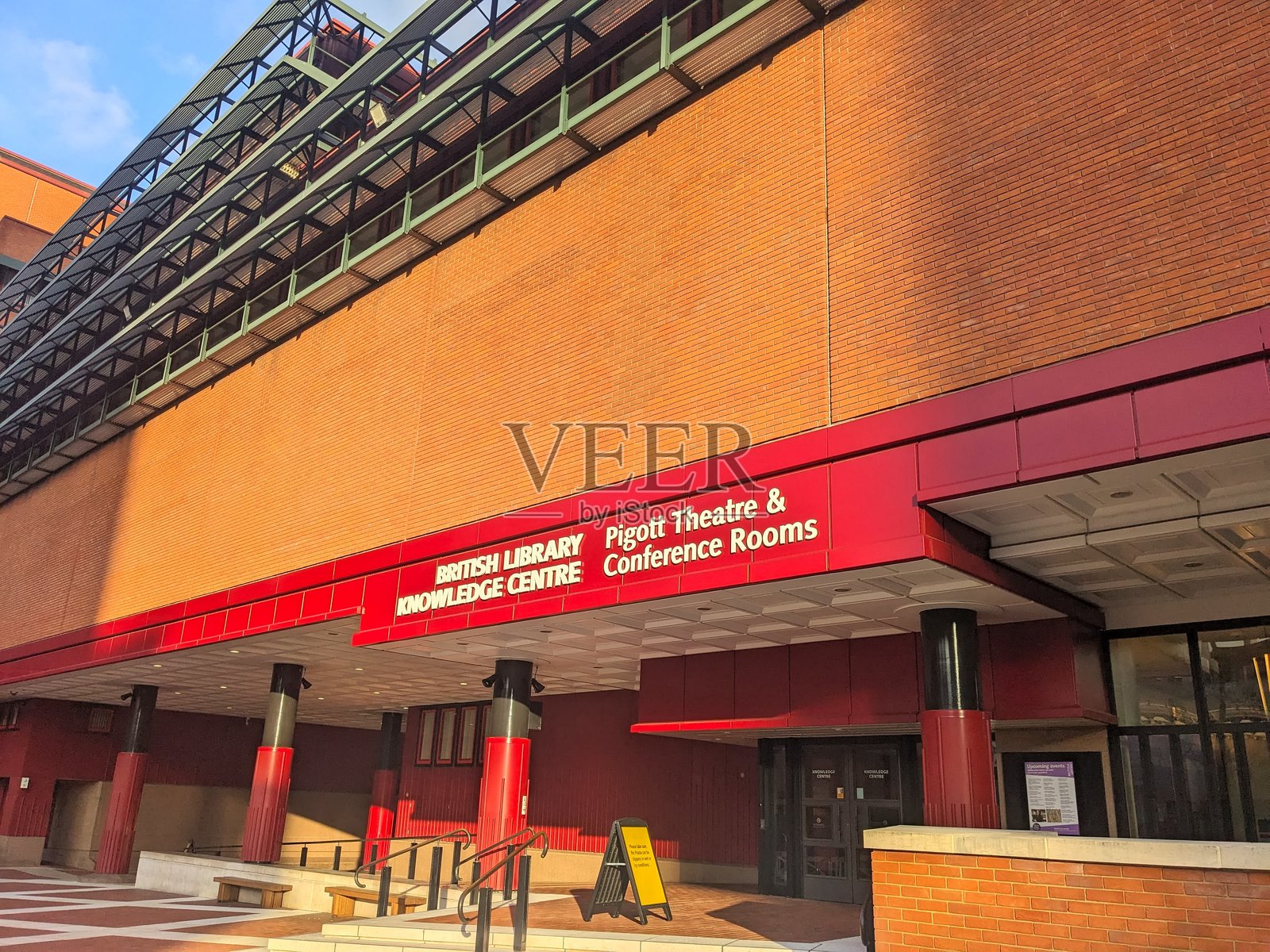 英国伦敦不列颠图书馆知识中心和皮戈特剧院的现代红砖外观照片摄影图片