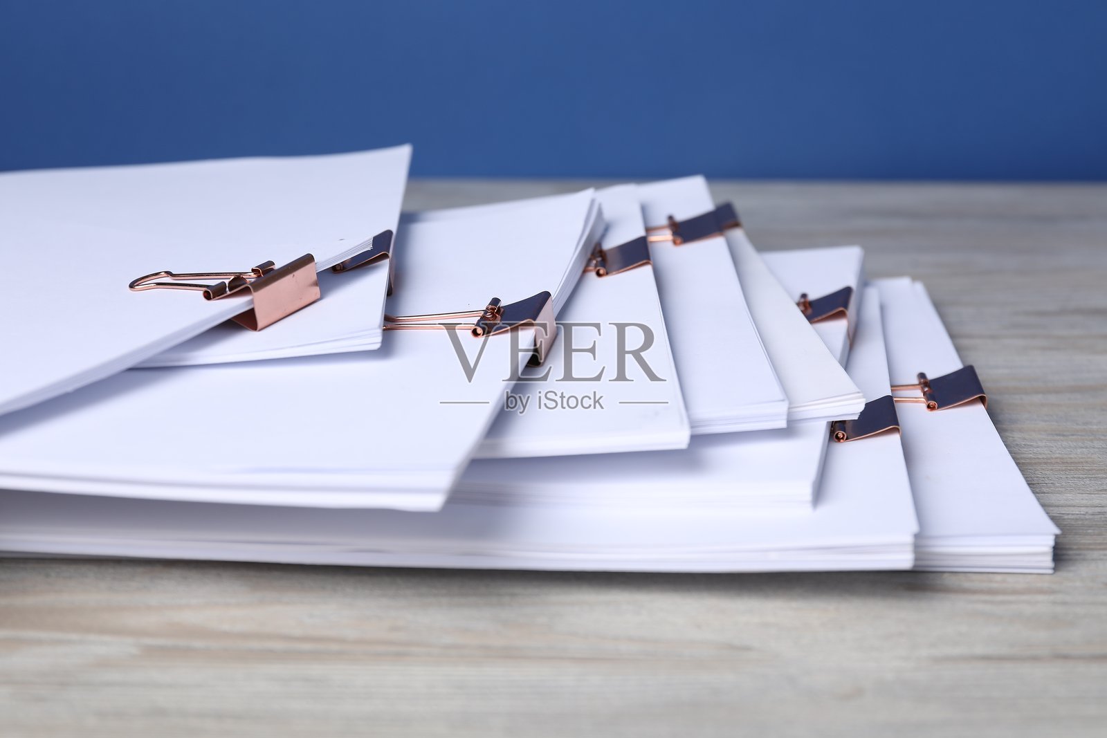 木桌上的文件夹夹和纸张，特写照片摄影图片
