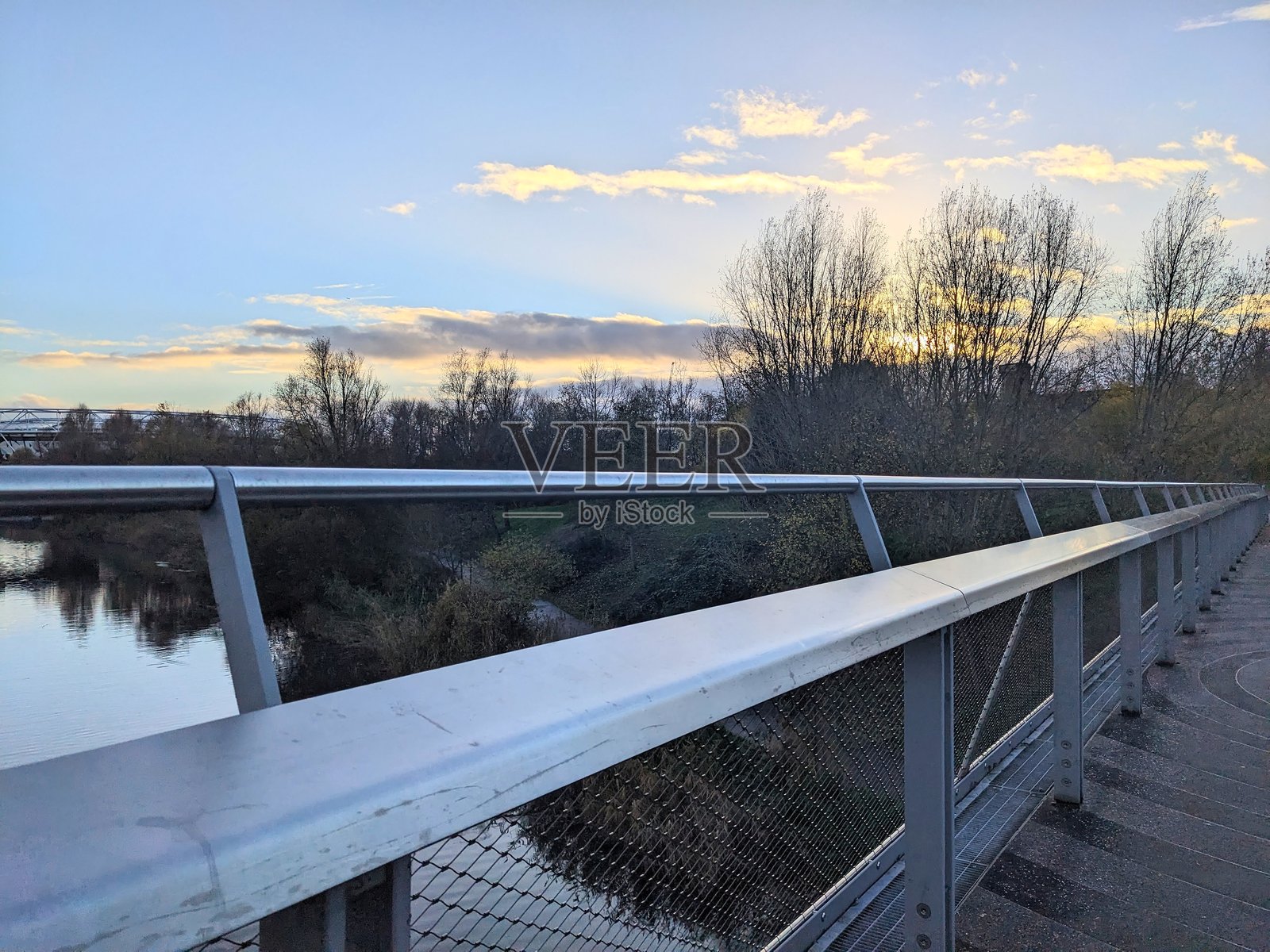 伦敦伊丽莎白女王奥林匹克公园，黄金时刻的现代人行桥和莱亚河照片摄影图片