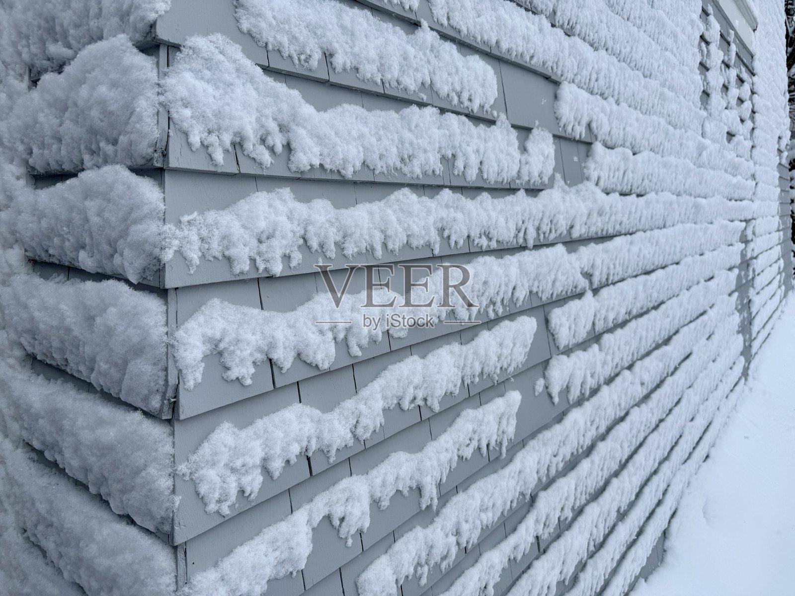 雪覆盖在建筑的雪松瓦屋顶上照片摄影图片