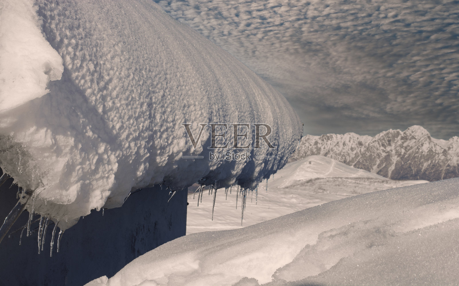 冰柱从严寒中垂挂在小屋上照片摄影图片