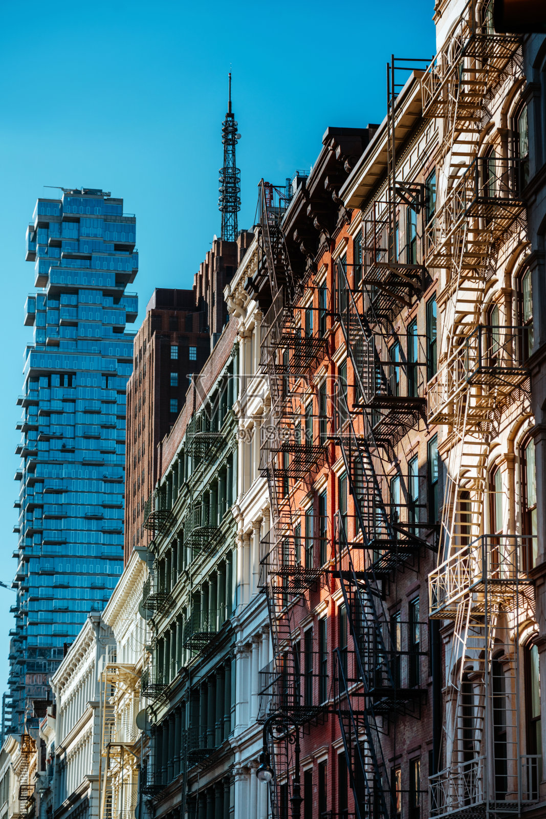 曼哈顿街道，带有消防楼梯和摩天大楼照片摄影图片