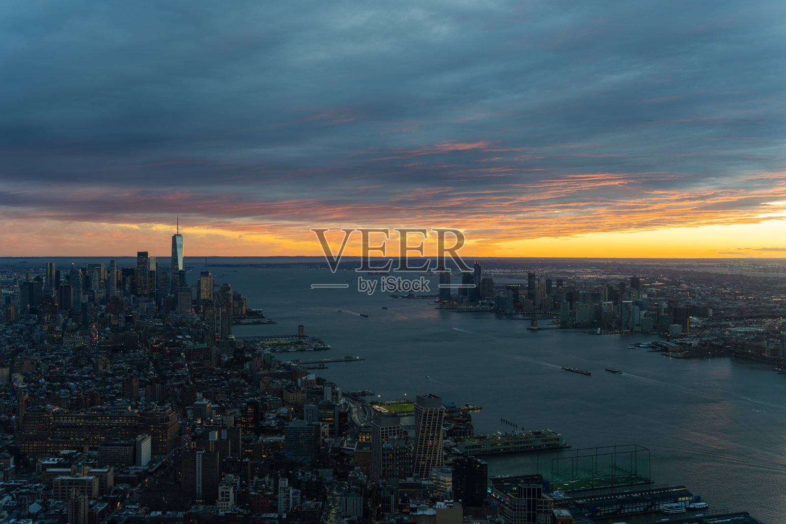 色彩斑斓的晚霞映衬下的曼哈顿市中心天际线照片摄影图片