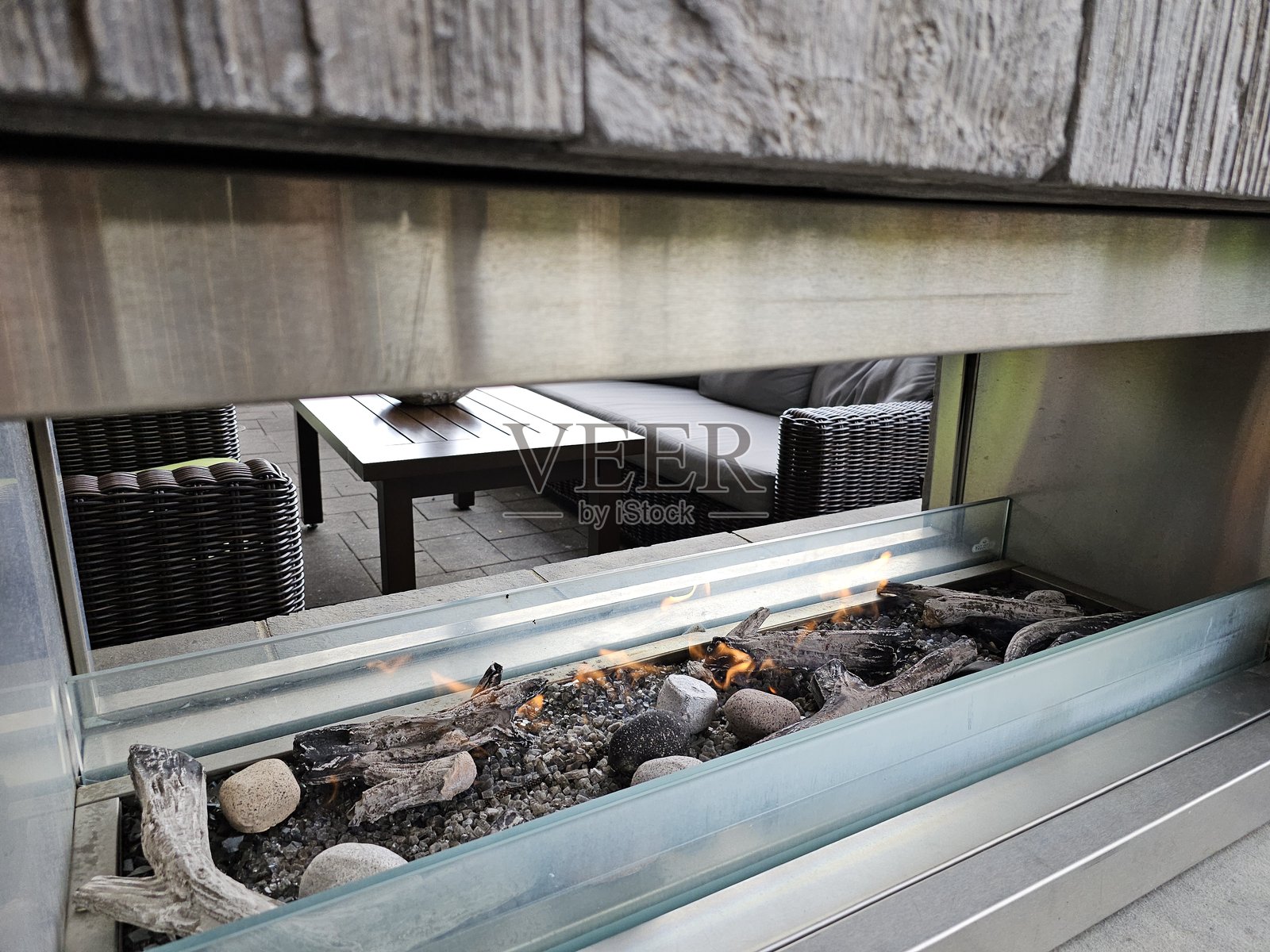 现代户外燃气壁炉，位于社交聚会场所照片摄影图片