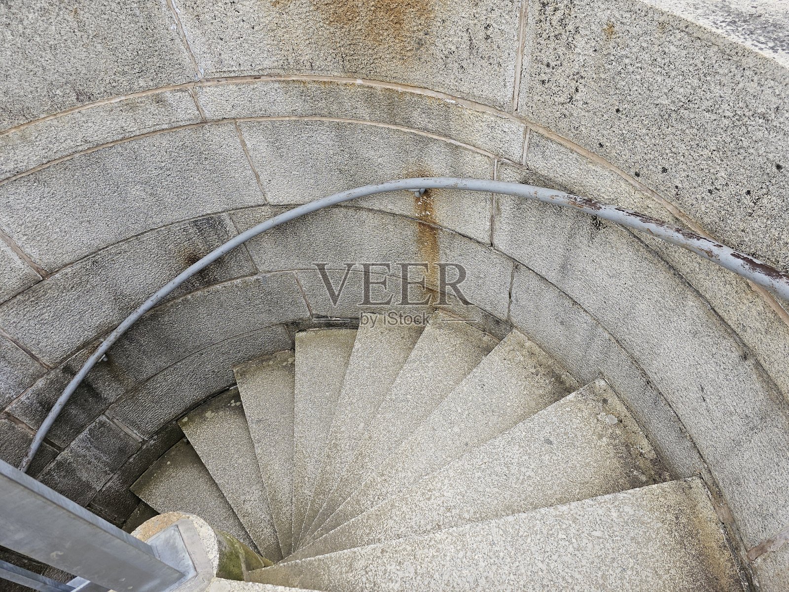 俯视视角下的石质螺旋楼梯照片摄影图片