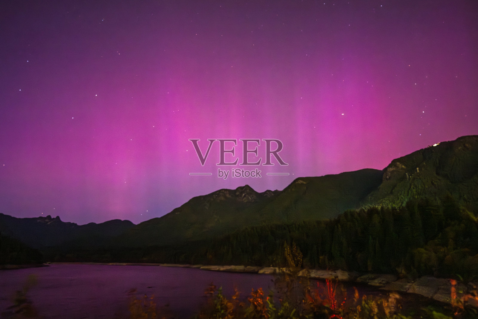 加拿大不列颠哥伦比亚省水库上空的北极光照片摄影图片