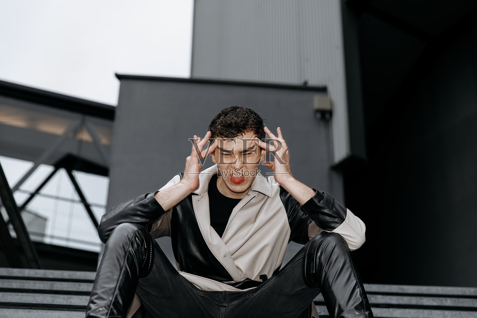 沮丧的年轻白人男性在城市户外表达愤怒照片摄影图片