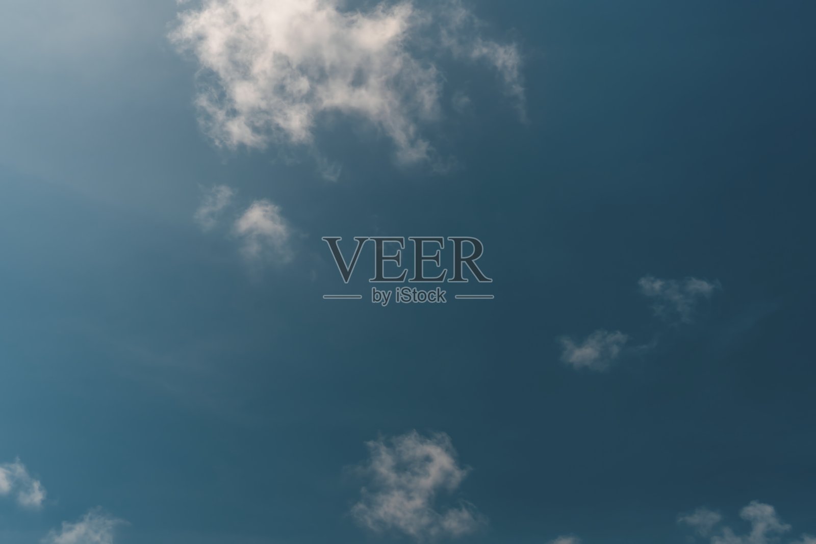 色彩斑斓的日落映照着海面，热带海滩美景照片摄影图片