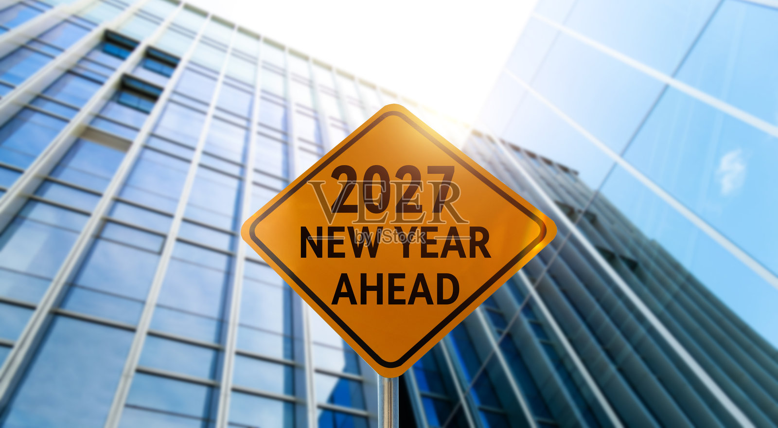 背景为现代玻璃摩天大楼的标志杆，上面写着“2027新年将至”照片摄影图片